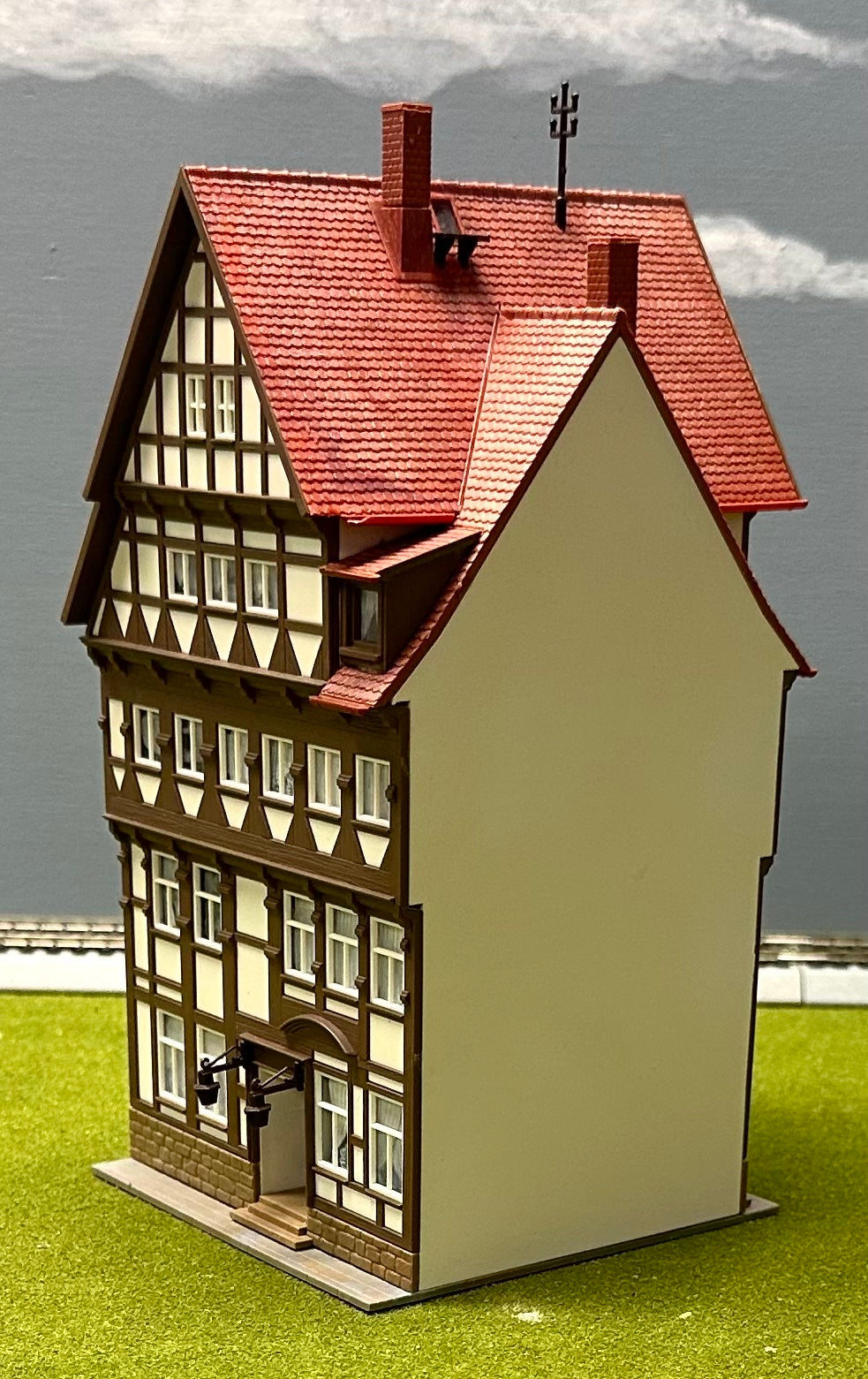 Kibri 8442 HO Scale Gasthaus Gilde Hof, in Einbeck Germany Fully Assembled