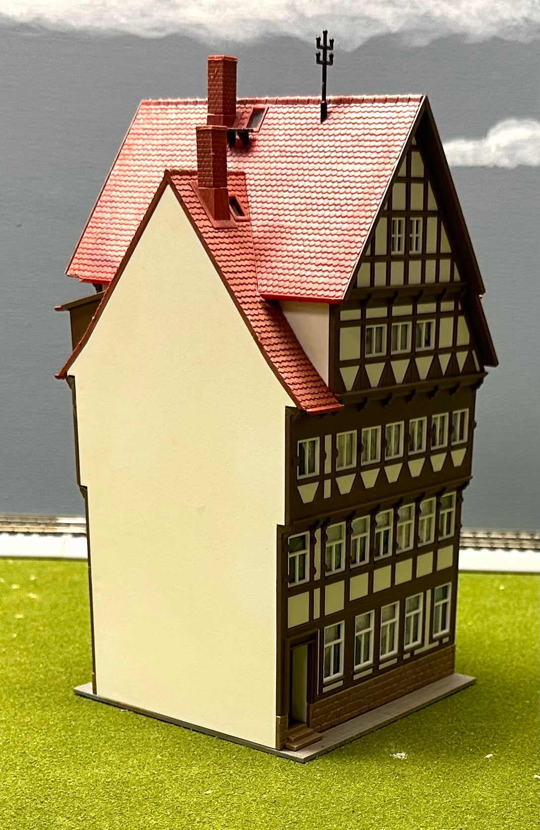 Kibri 8442 HO Scale Gasthaus Gilde Hof, in Einbeck Germany Fully Assembled
