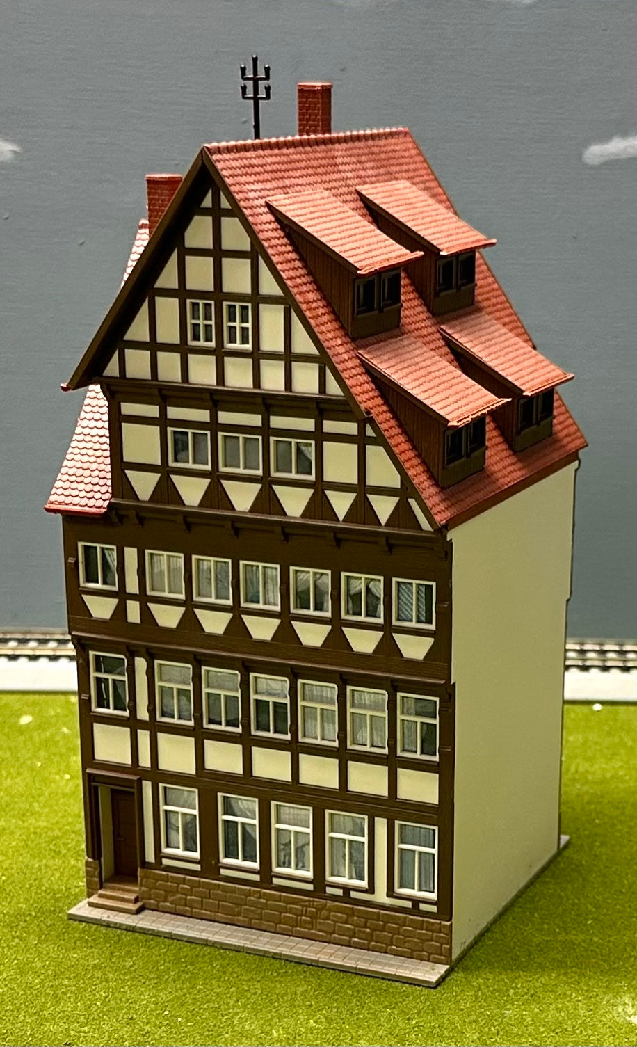 Kibri 8442 HO Scale Gasthaus Gilde Hof, in Einbeck Germany Fully Assembled