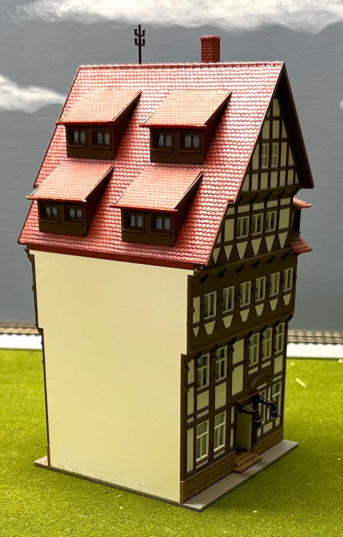 Kibri 8442 HO Scale Gasthaus Gilde Hof, in Einbeck Germany Fully Assembled