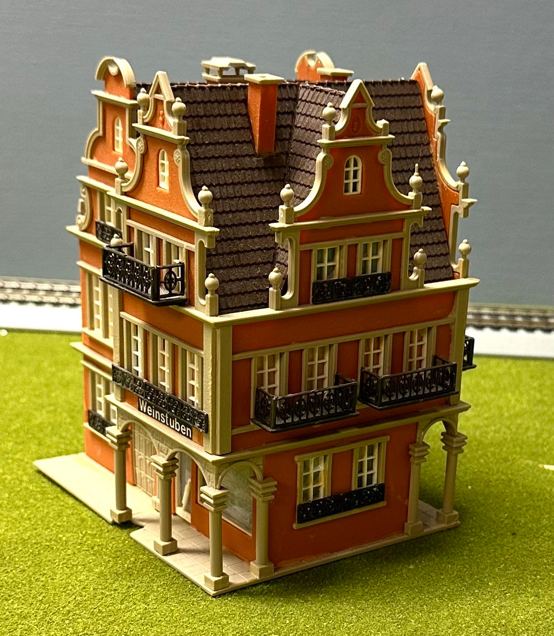 Vollmer 43842 HO Scale Book Store/Wine Tavern(Weinstuben) Fully Assembled