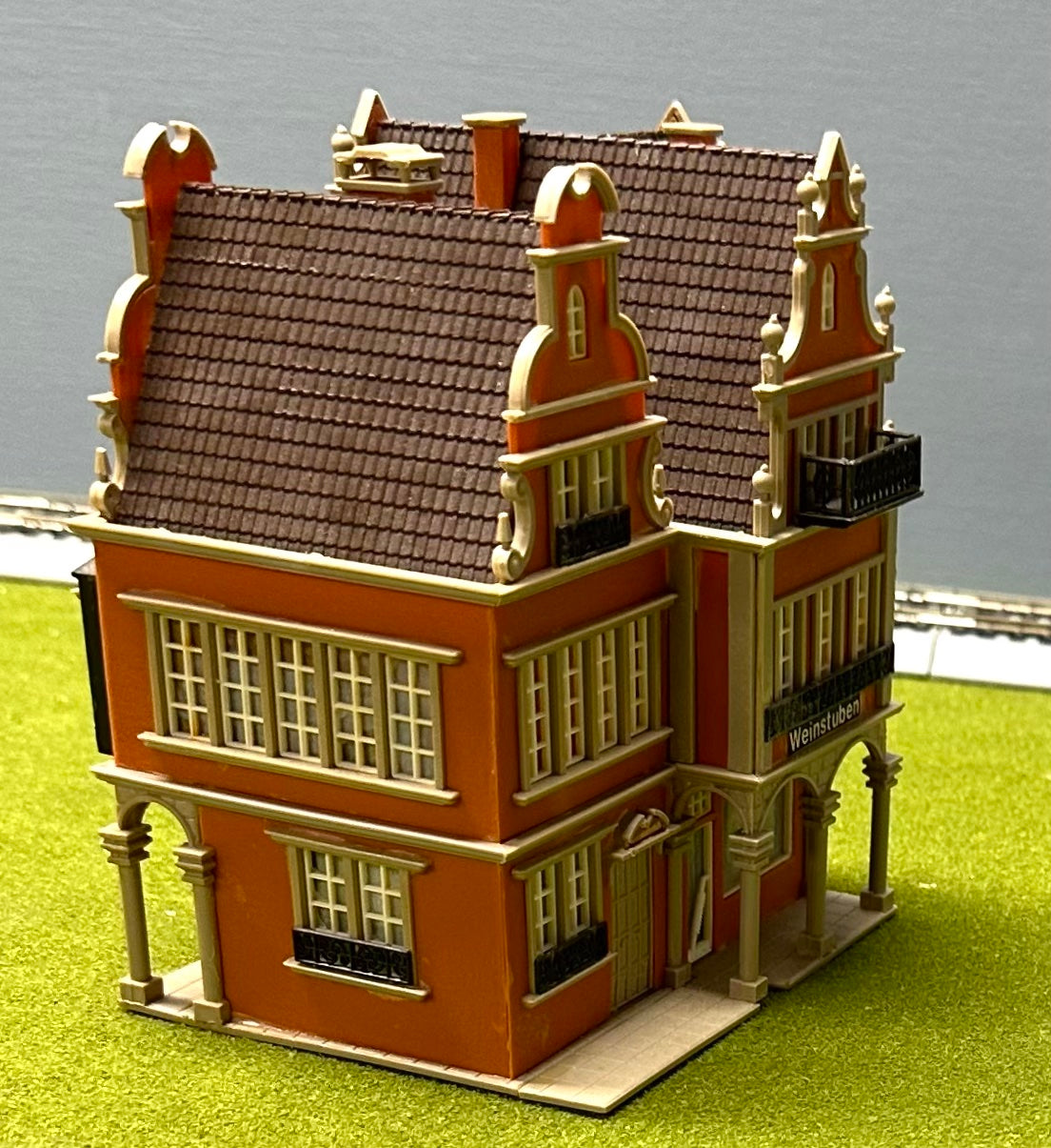 Vollmer 43842 HO Scale Book Store/Wine Tavern(Weinstuben) Fully Assembled