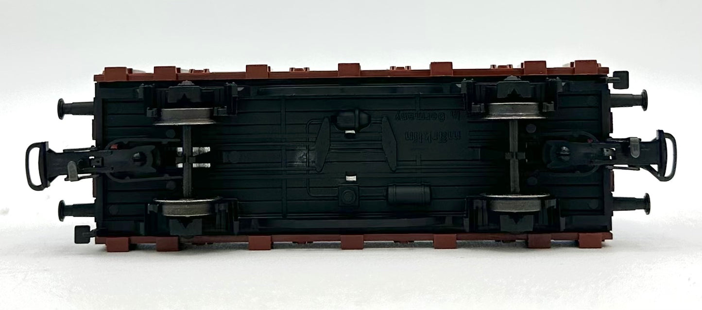 Marklin HO Scale 47718 DB Stake Wagon w/Blue Pipe Load