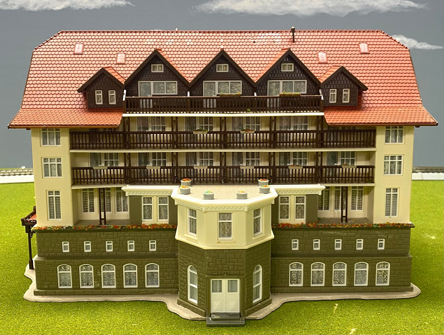 Vollmer 3790 HO Scale Black Forest Clinic Germany Fully Assembled