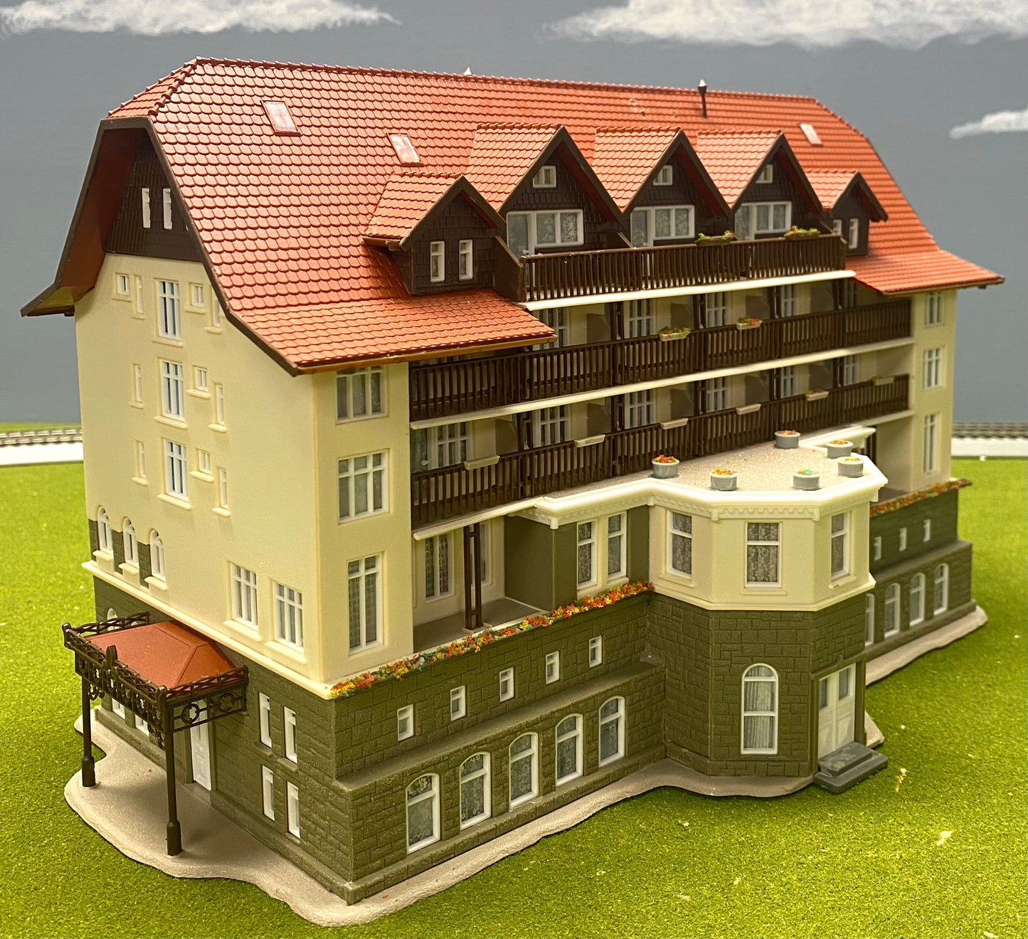 Vollmer 3790 HO Scale Black Forest Clinic Germany Fully Assembled