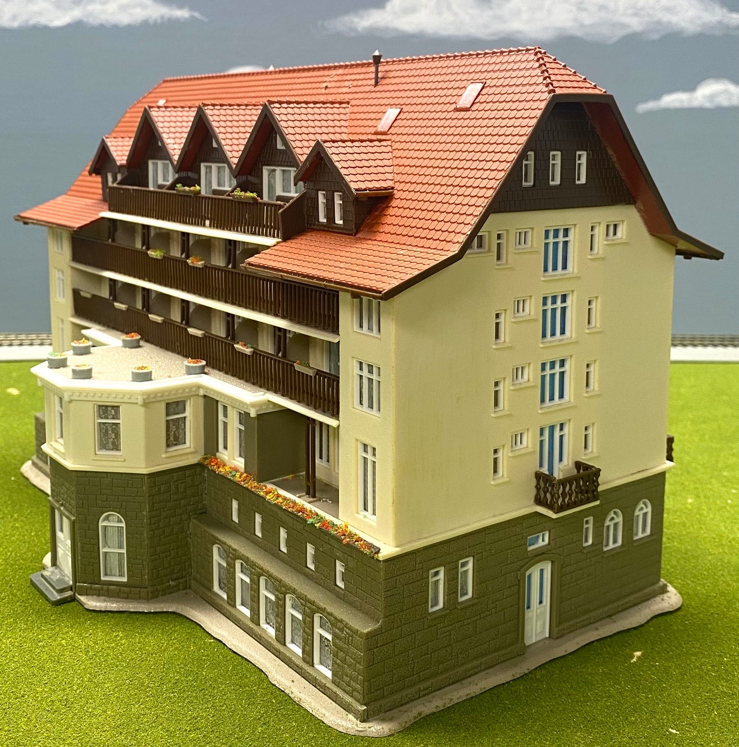 Vollmer 3790 HO Scale Black Forest Clinic Germany Fully Assembled