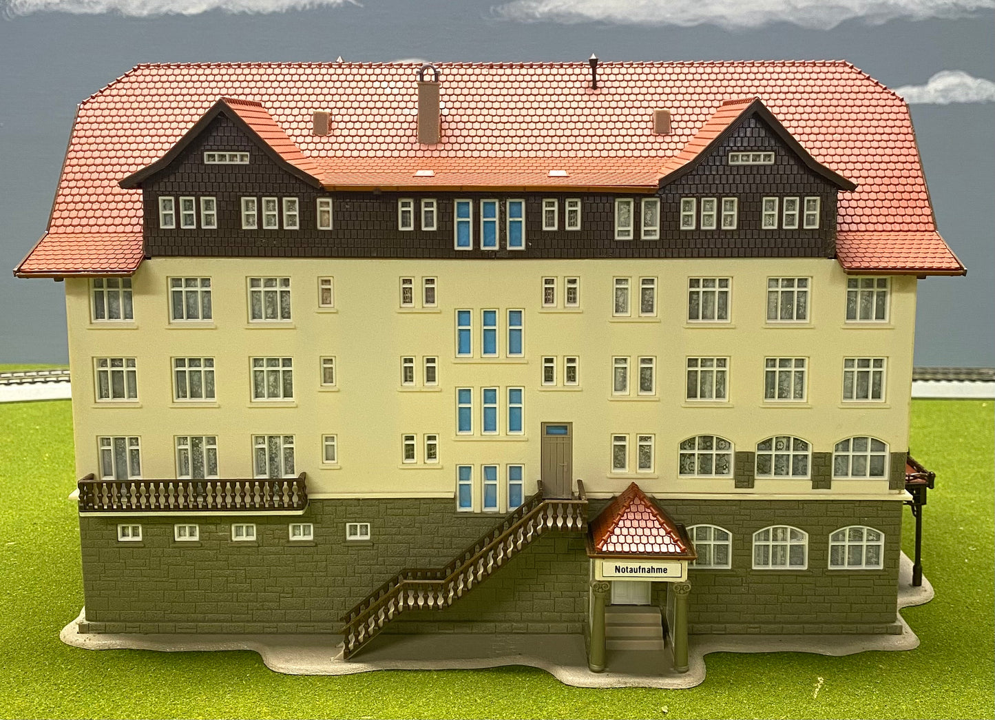 Vollmer 3790 HO Scale Black Forest Clinic Germany Fully Assembled