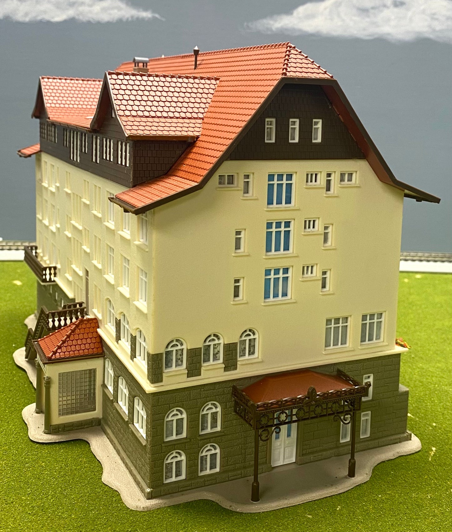 Vollmer 3790 HO Scale Black Forest Clinic Germany Fully Assembled