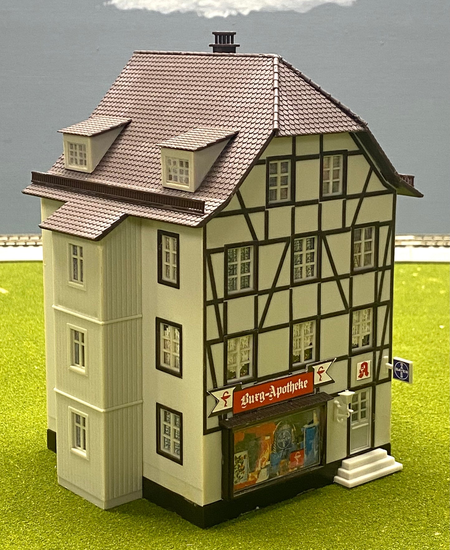 Faller HO Scale 130417  Timber Framed "Burg-Apotheke" House building Fully Assembled