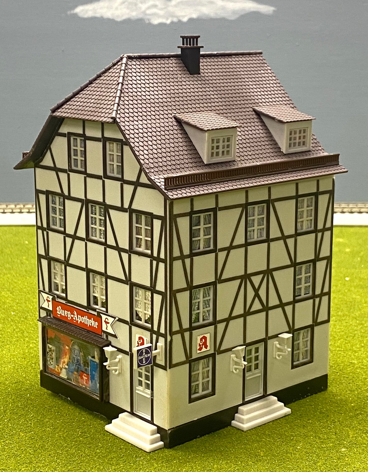 Faller HO Scale 130417  Timber Framed "Burg-Apotheke" House building Fully Assembled