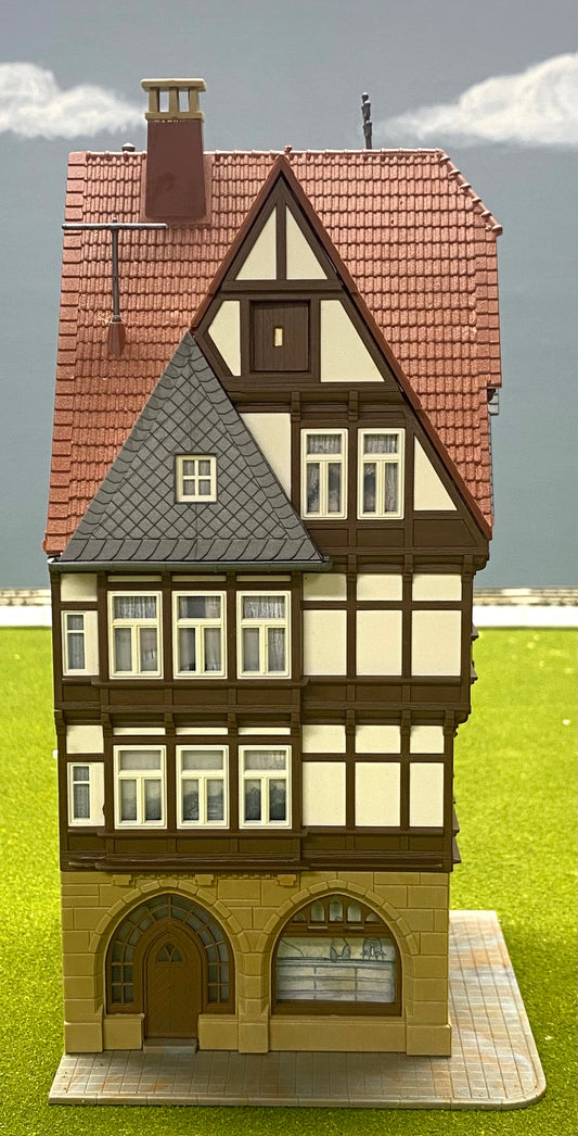 Kibri HO Scale 38450 Half Timber Framed Town House building Fully Assembled