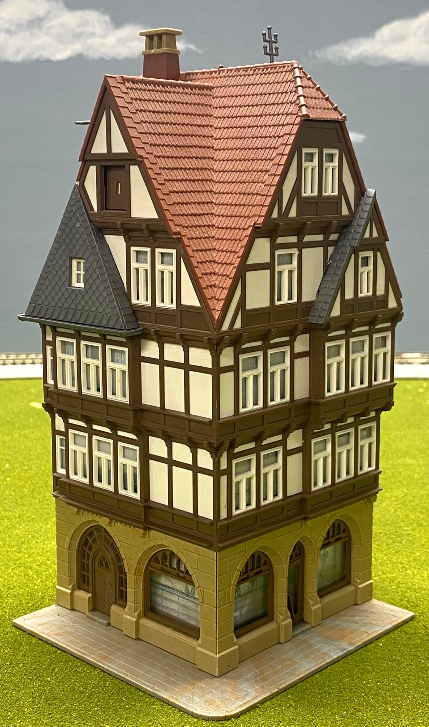 Kibri HO Scale 38450 Half Timber Framed Town House building Fully Assembled