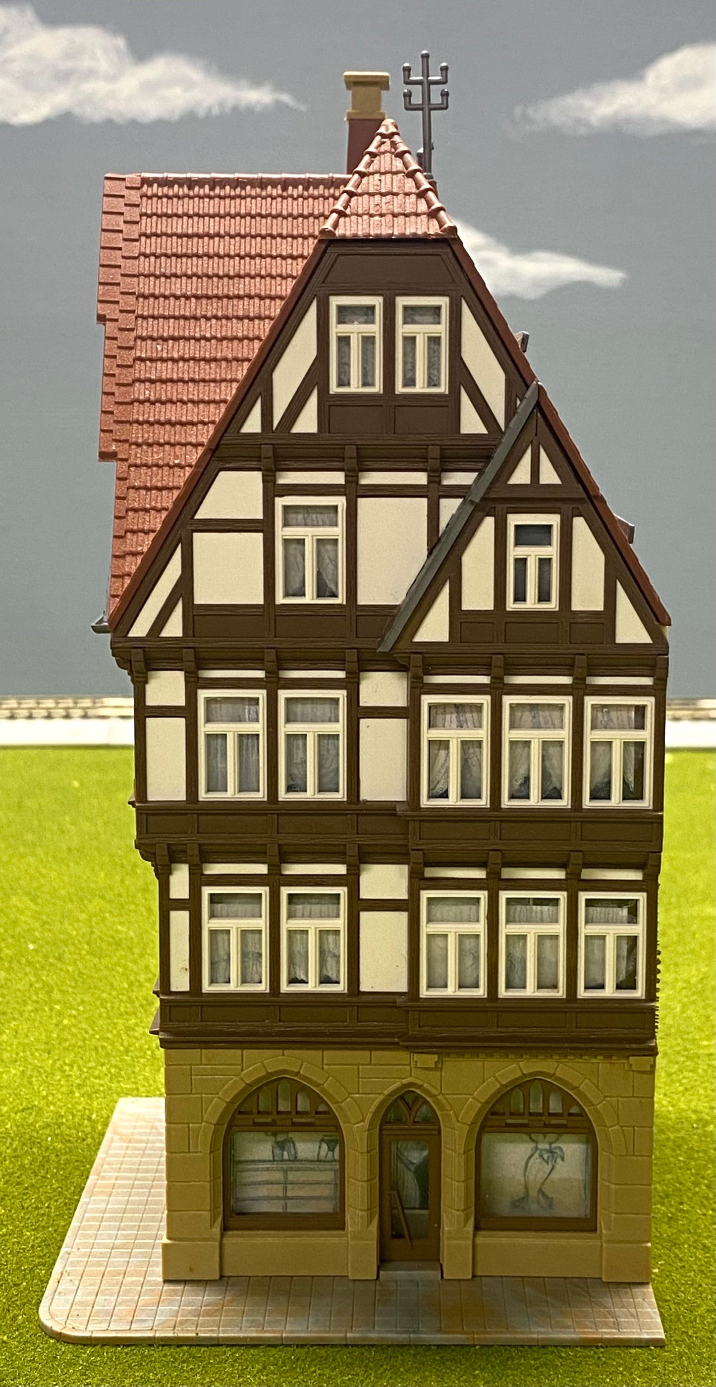 Kibri HO Scale 38450 Half Timber Framed Town House building Fully Assembled