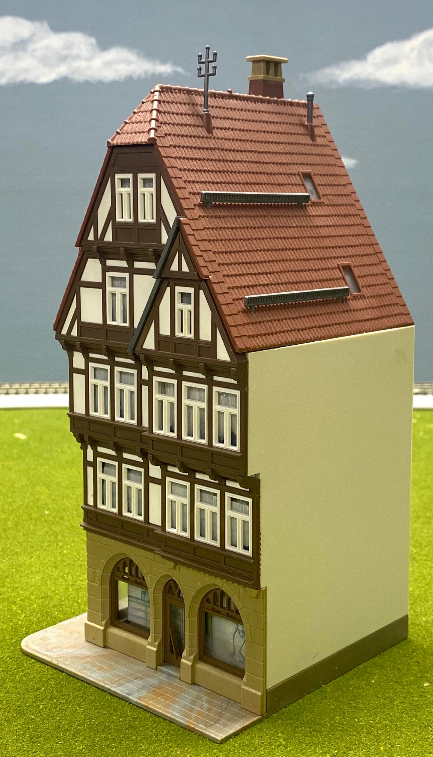 Kibri HO Scale 38450 Half Timber Framed Town House building Fully Assembled
