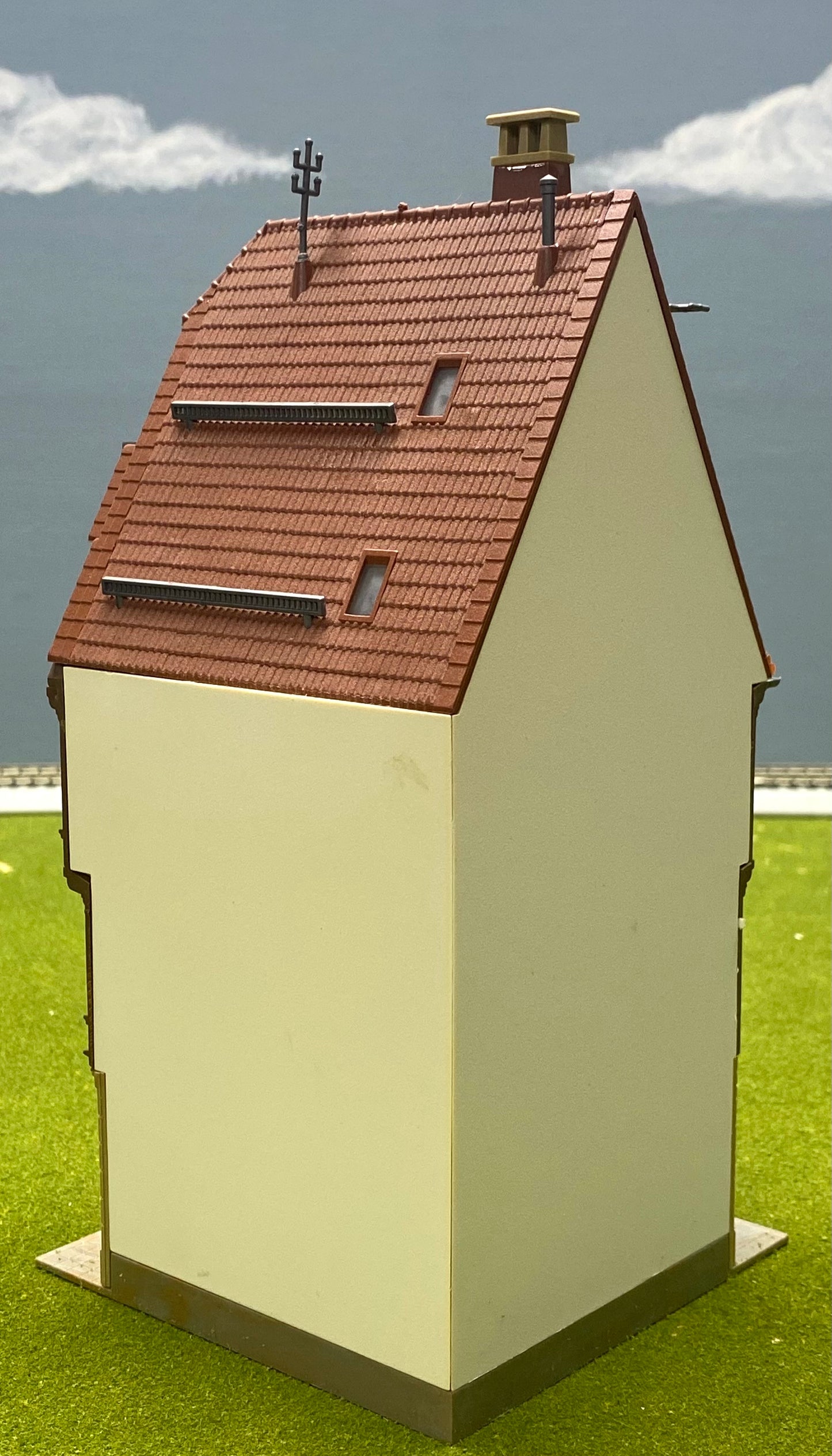 Kibri HO Scale 38450 Half Timber Framed Town House building Fully Assembled