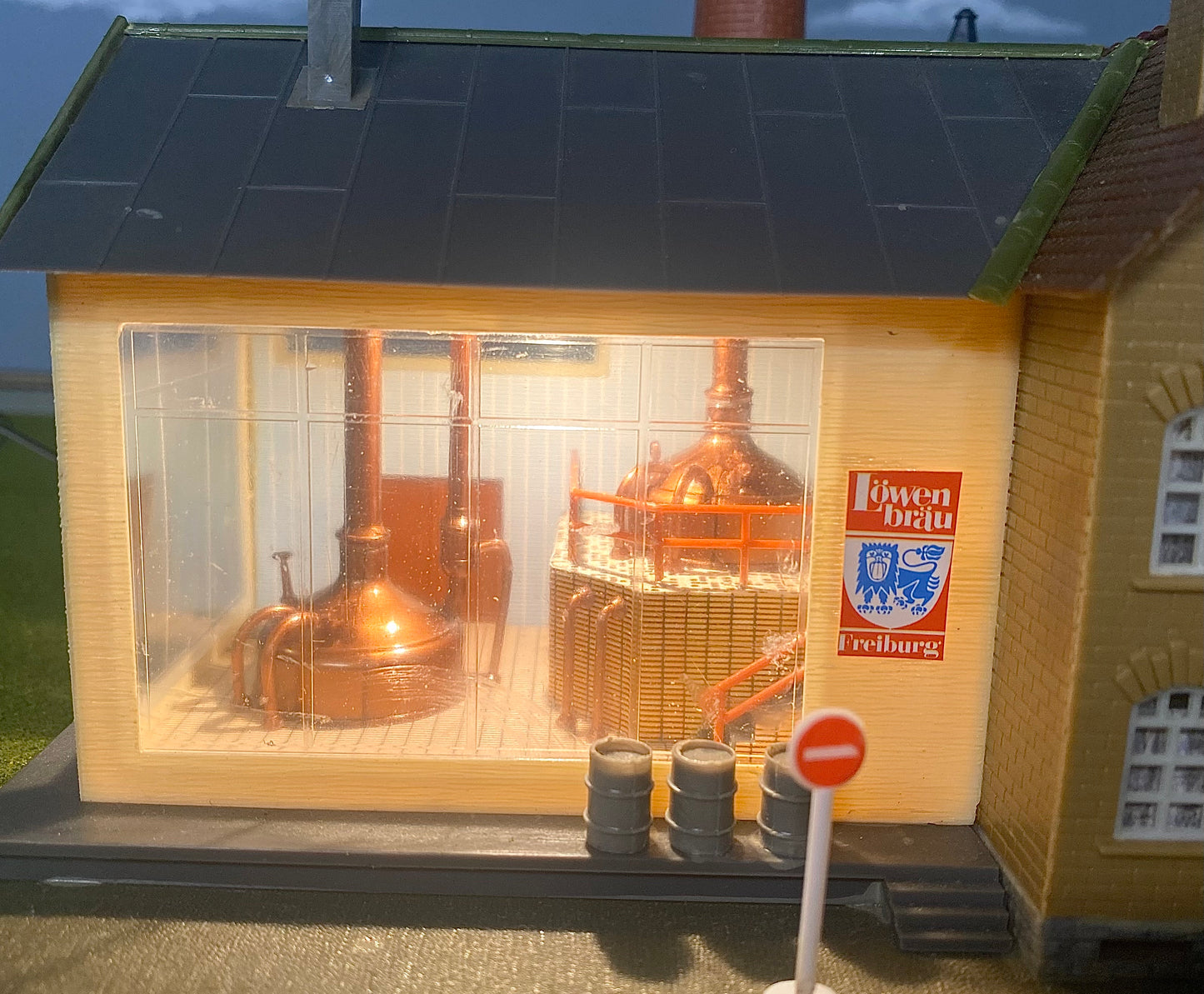Faller HO Scale 130960 "LowenBrau Brewery" Internal LED Just Plug Light Fully Assembled
