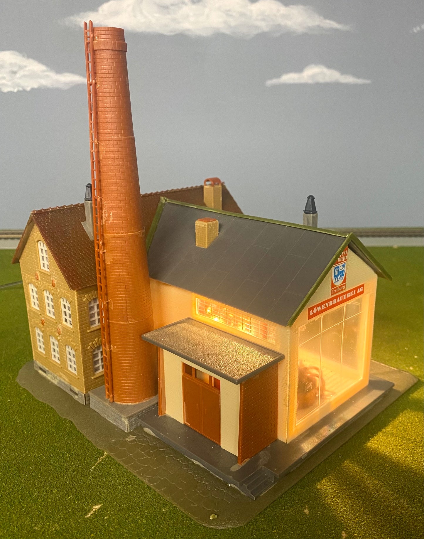 Faller HO Scale 130960 "LowenBrau Brewery" Internal LED Just Plug Light Fully Assembled