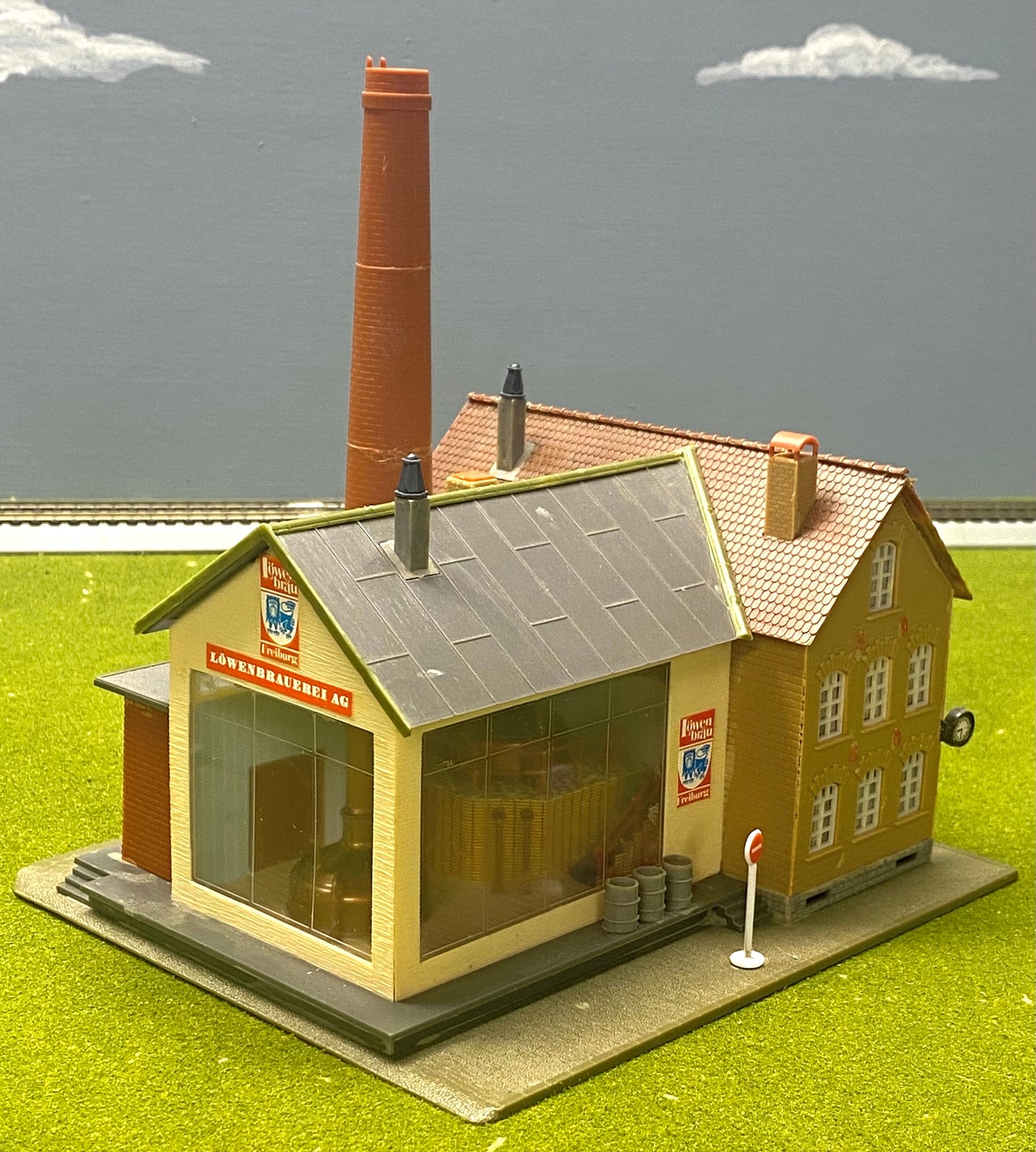Faller HO Scale 130960 "LowenBrau Brewery" Internal LED Just Plug Light Fully Assembled