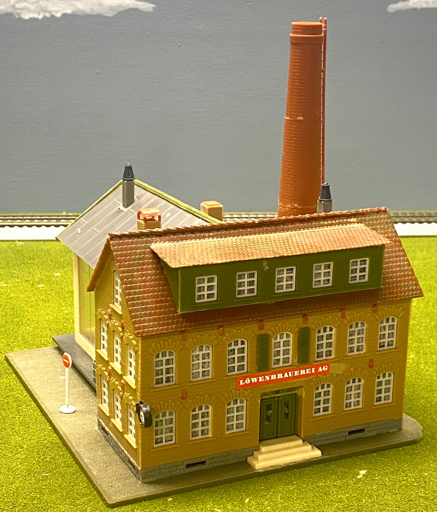 Faller HO Scale 130960 "LowenBrau Brewery" Internal LED Just Plug Light Fully Assembled