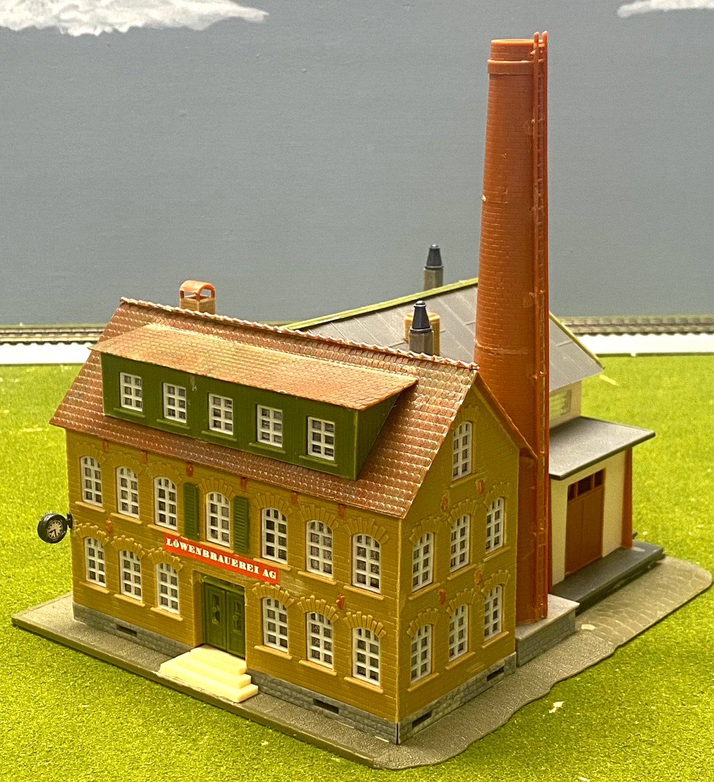 Faller HO Scale 130960 "LowenBrau Brewery" Internal LED Just Plug Light Fully Assembled