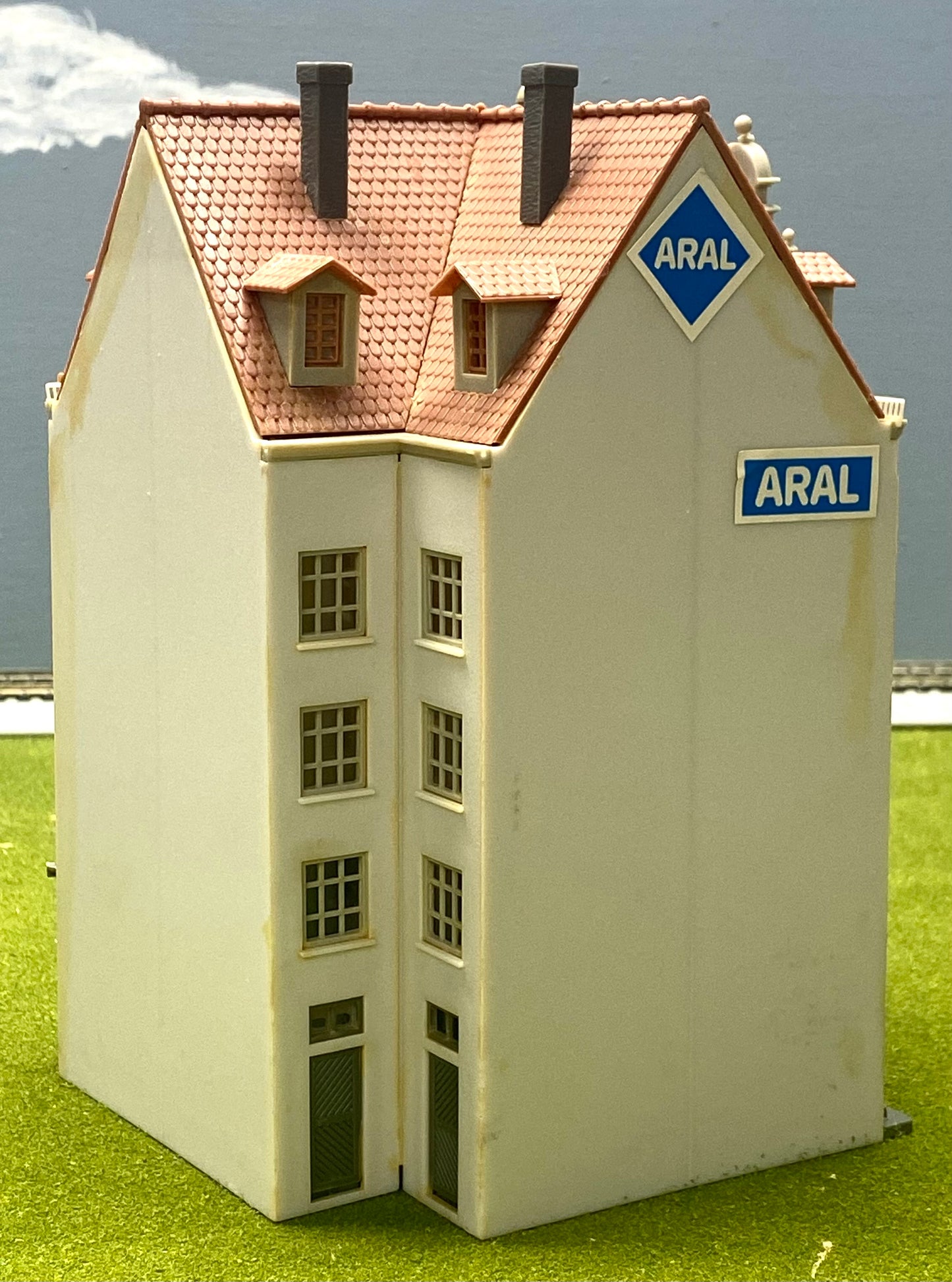 Faller HO Scale 130701 Corner City Sparkasse Bank Fully Assembled