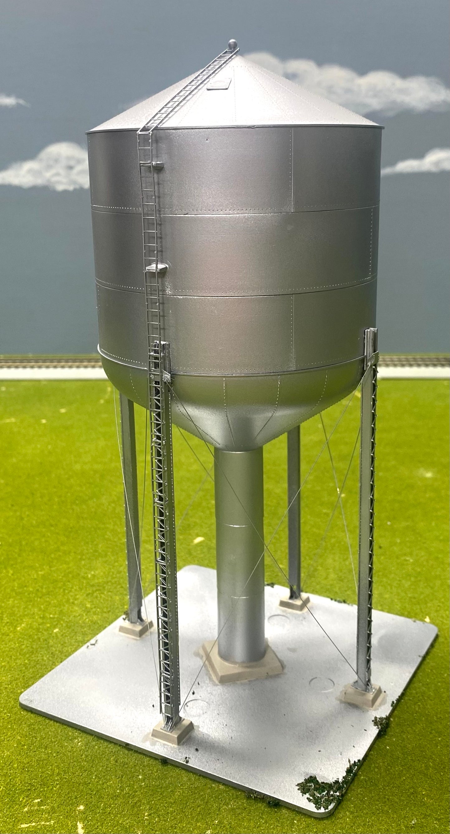 Tichy Train Group HO Scale Large 125,000 Gallon Steel Water Tower Fully Assembled