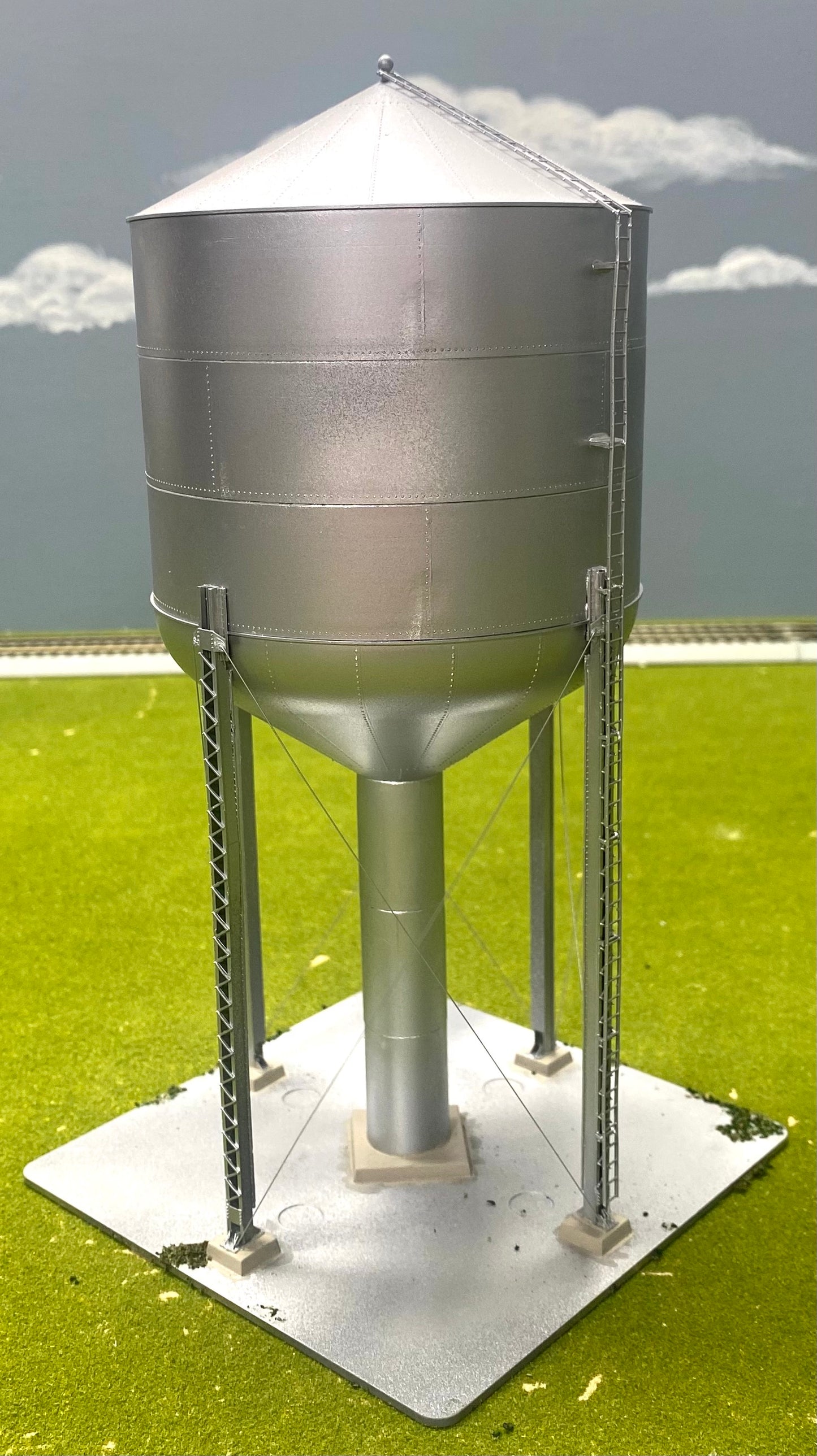 Tichy Train Group HO Scale Large 125,000 Gallon Steel Water Tower Fully Assembled
