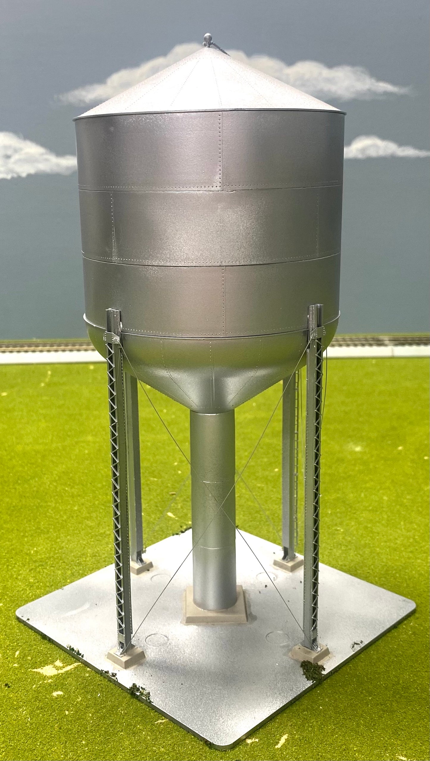 Tichy Train Group HO Scale Large 125,000 Gallon Steel Water Tower Fully Assembled