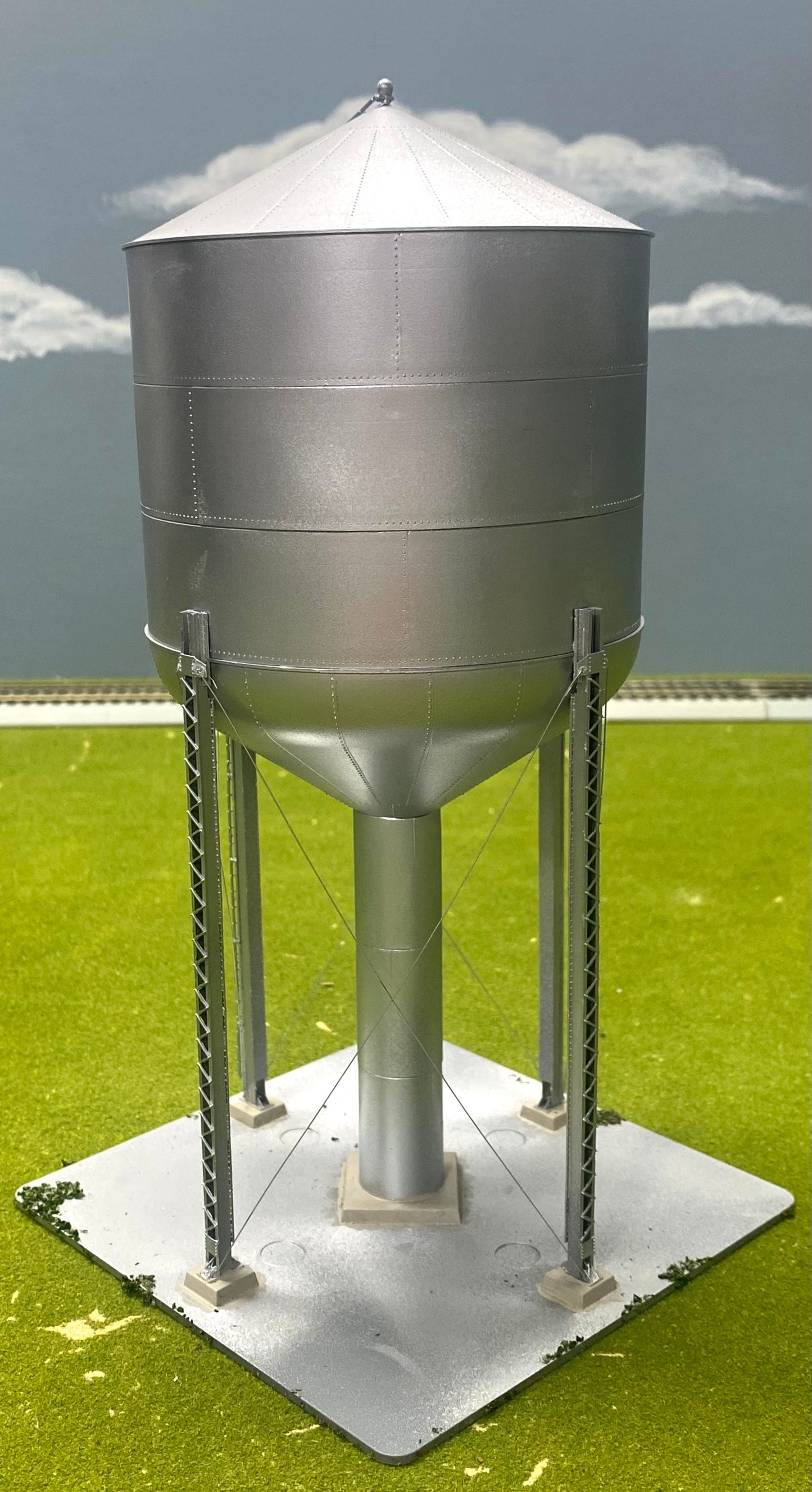 Tichy Train Group HO Scale Large 125,000 Gallon Steel Water Tower Fully Assembled