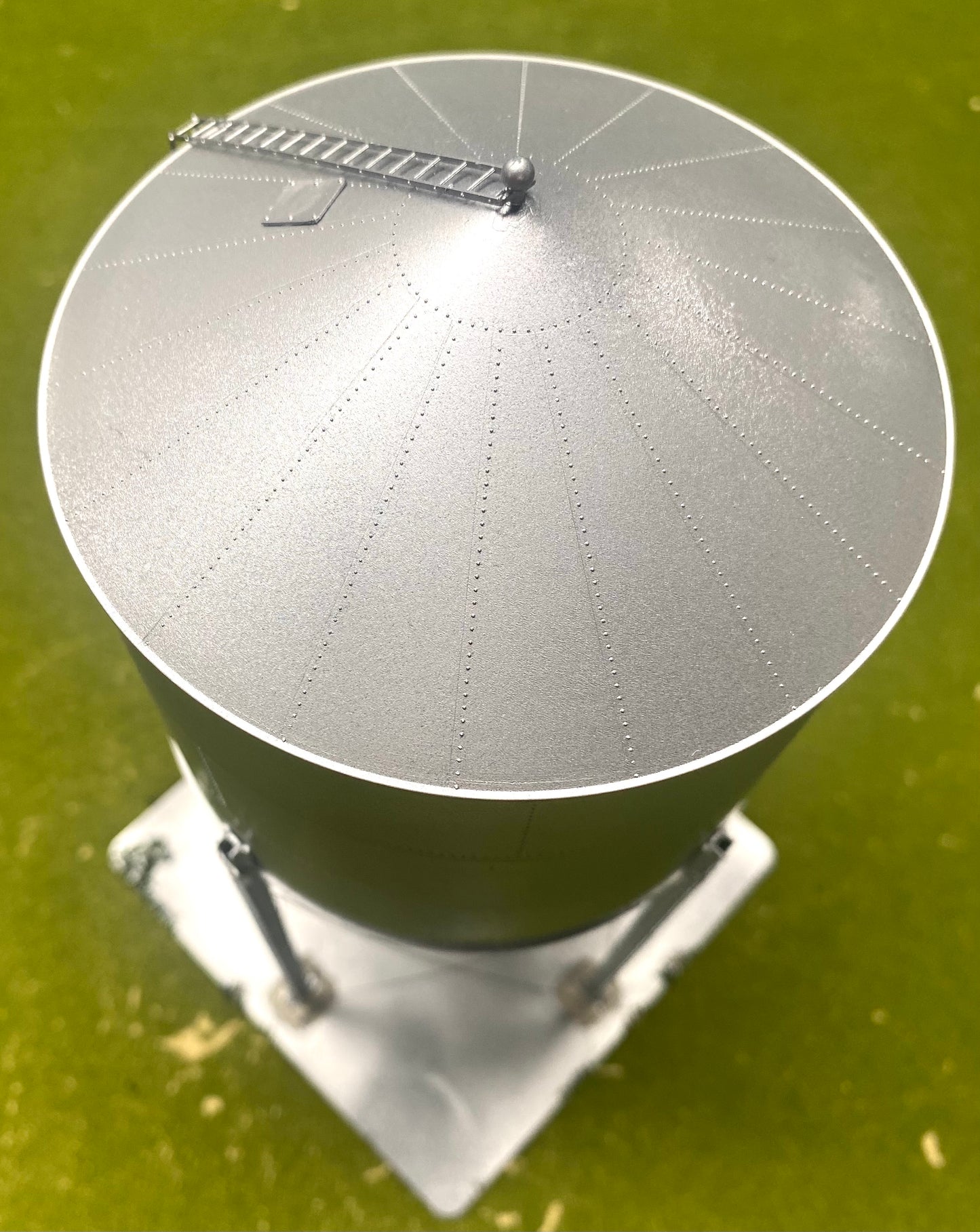 Tichy Train Group HO Scale Large 125,000 Gallon Steel Water Tower Fully Assembled
