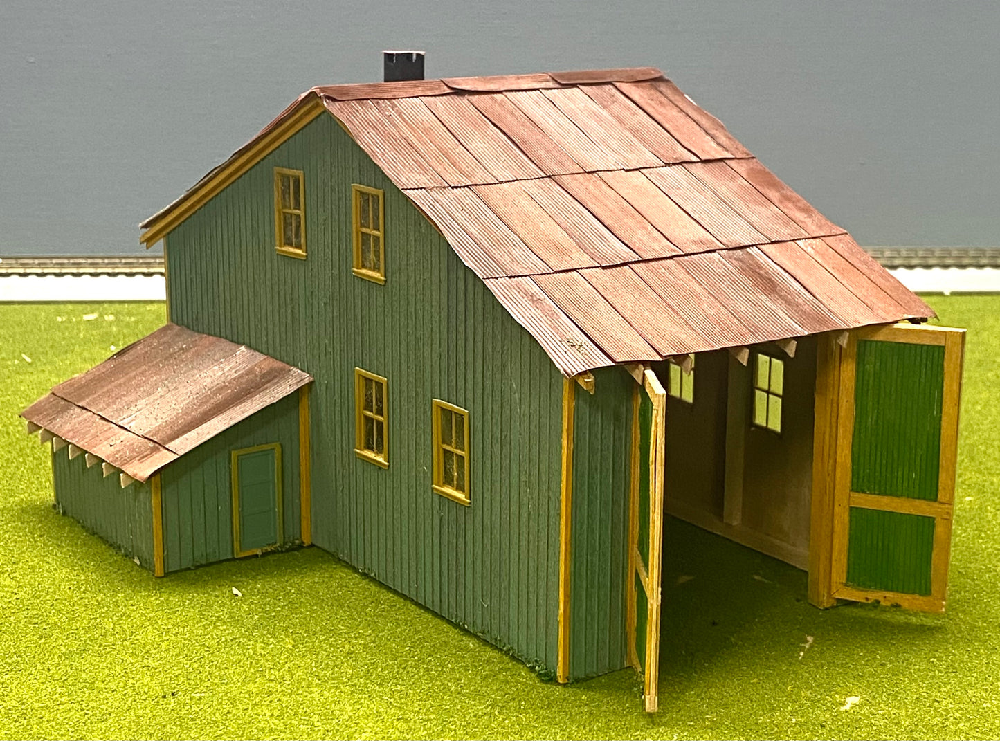 HO Scale Wood/Card Custom Built Painted/Weathered Large 2-Story Barn Metal Roof Fully Assembled