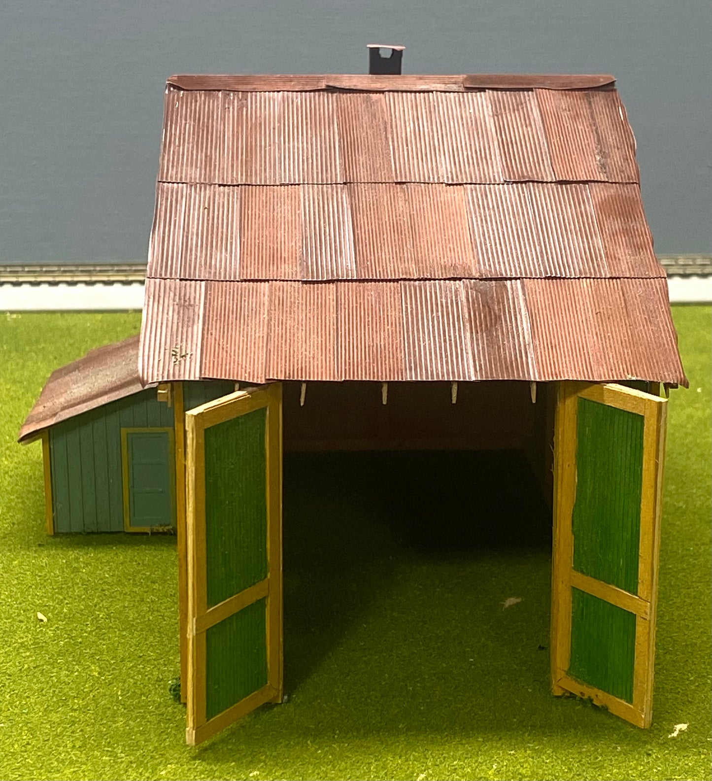 HO Scale Wood/Card Custom Built Painted/Weathered Large 2-Story Barn Metal Roof Fully Assembled