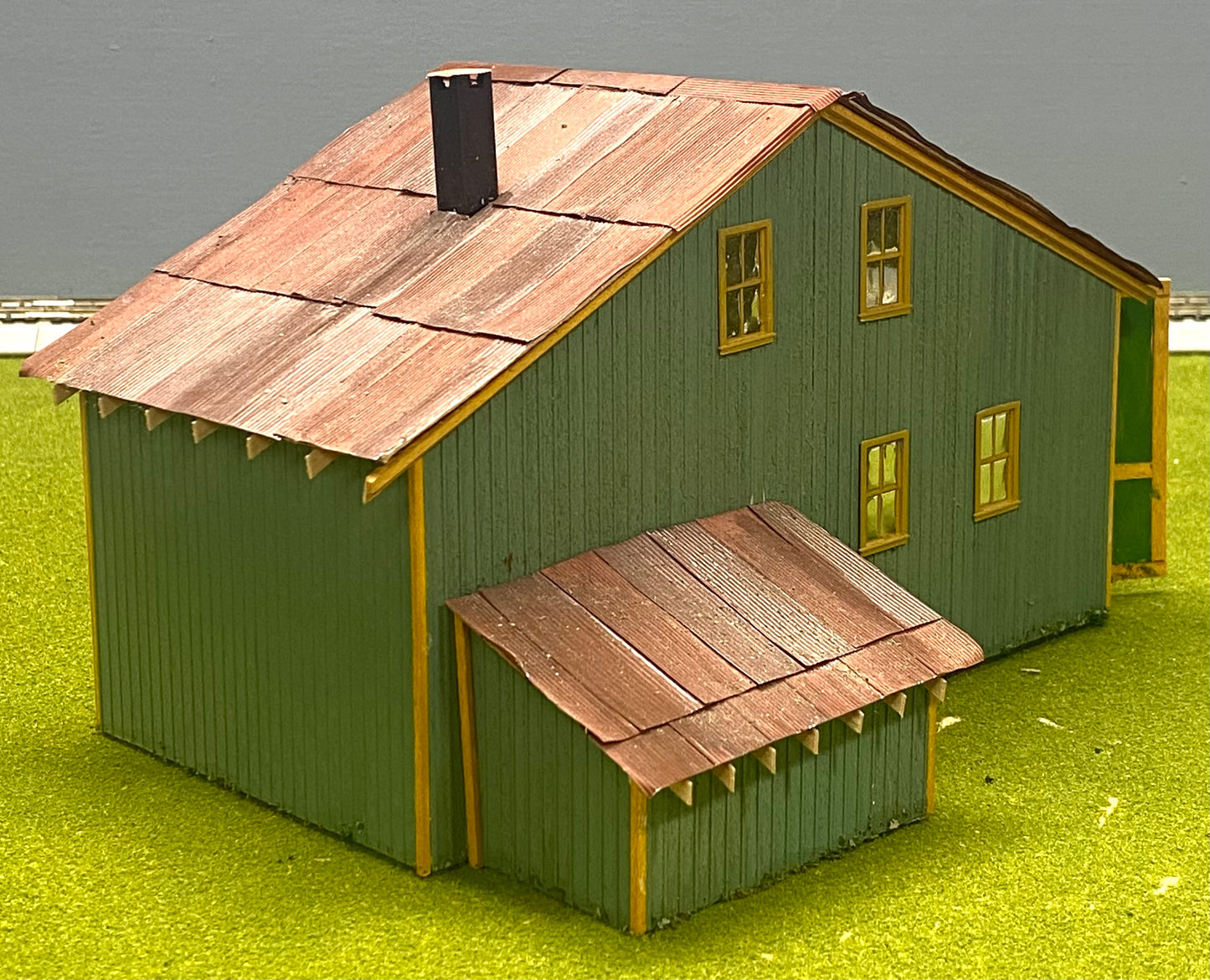 HO Scale Wood/Card Custom Built Painted/Weathered Large 2-Story Barn Metal Roof Fully Assembled