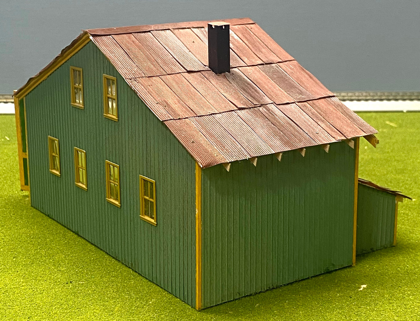 HO Scale Wood/Card Custom Built Painted/Weathered Large 2-Story Barn Metal Roof Fully Assembled