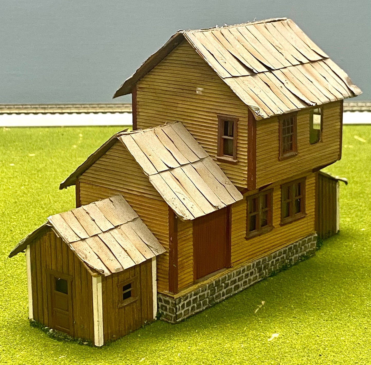 HO Scale Wood/Card Custom Built Painted/Weathered Old House Metal Roof