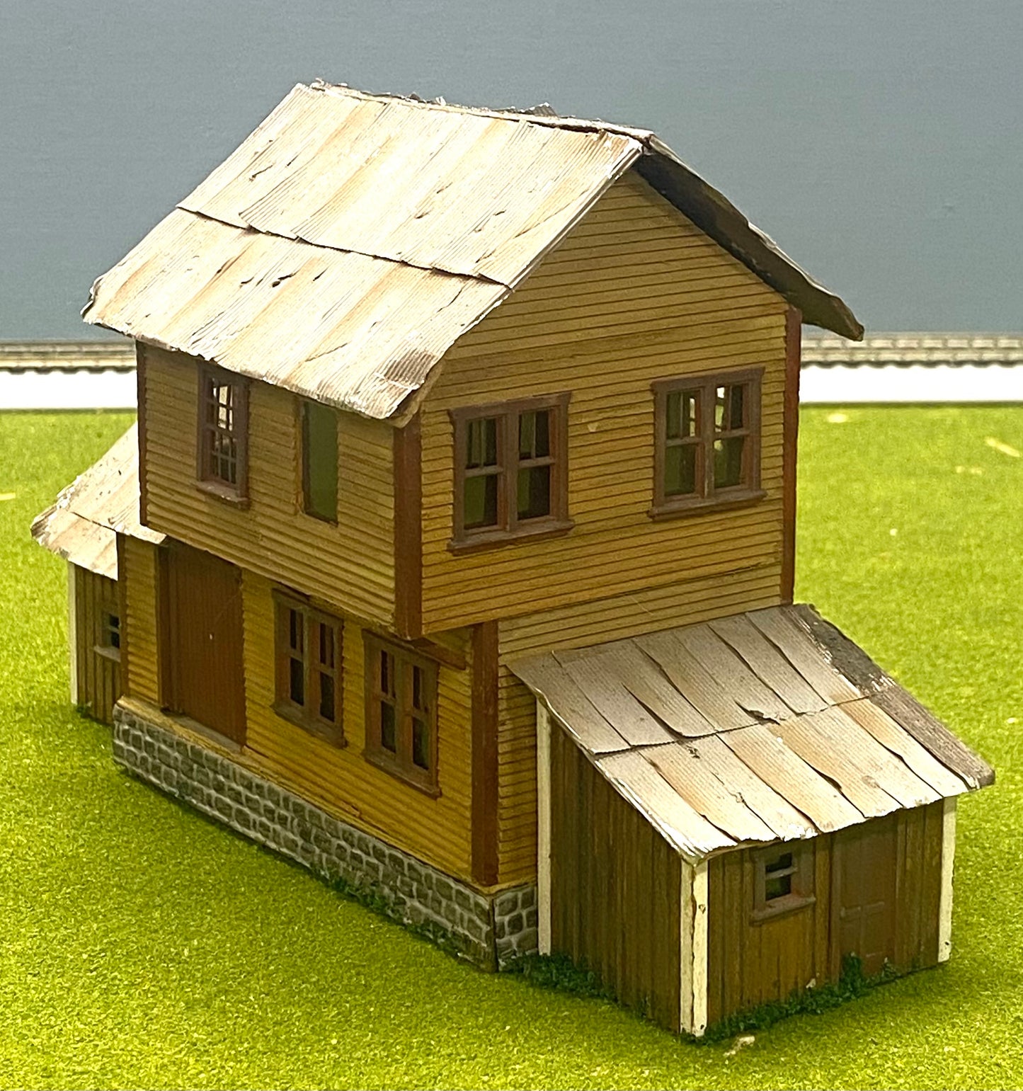 HO Scale Wood/Card Custom Built Painted/Weathered Old House Metal Roof