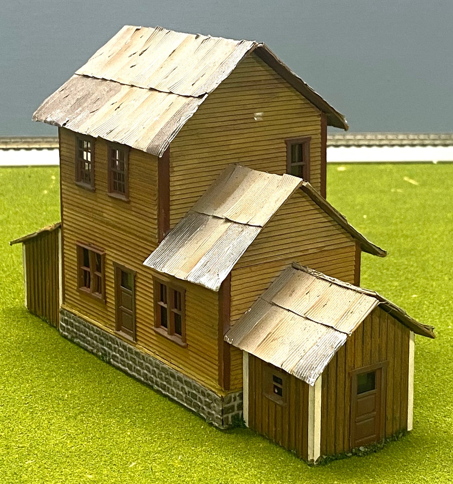 HO Scale Wood/Card Custom Built Painted/Weathered Old House Metal Roof