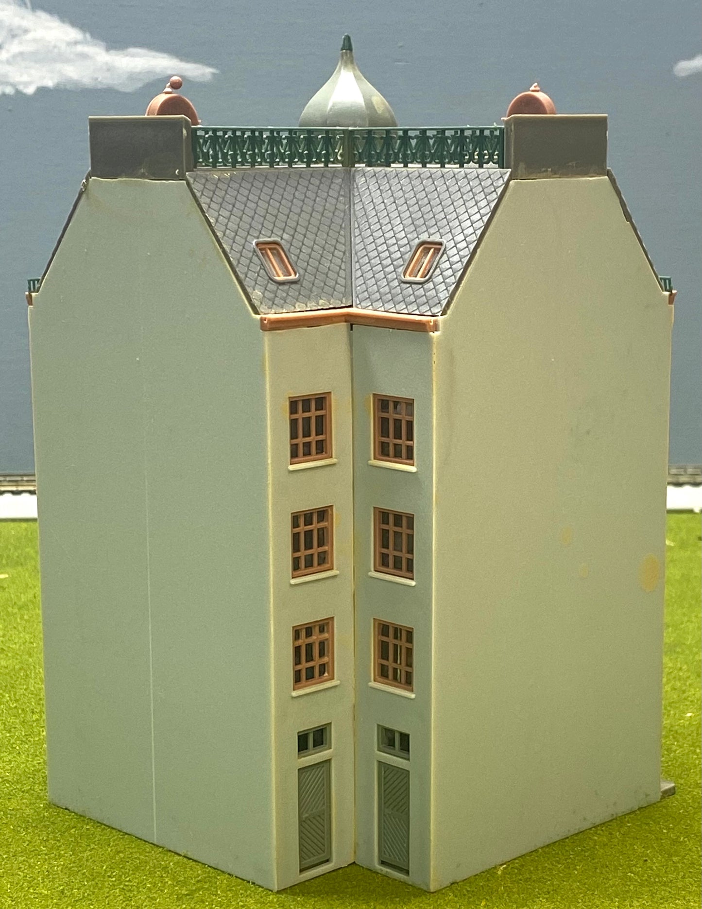 Faller HO Scale 130220 Corner City Bank Fully Assembled