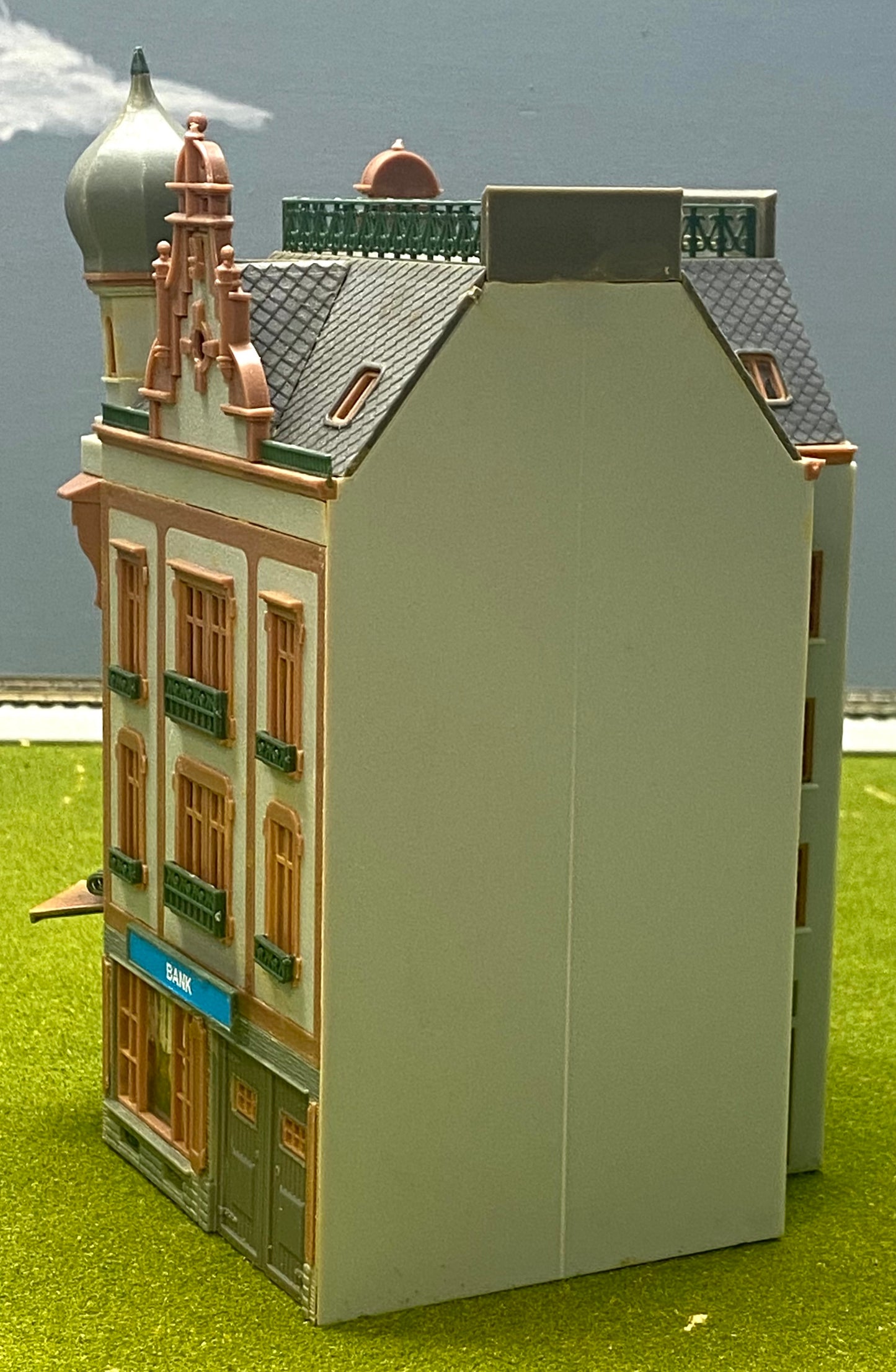 Faller HO Scale 130220 Corner City Bank Fully Assembled