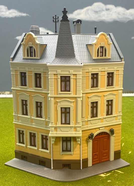 Kibri HO Scale 38296 3-Story 120 degree  Corner Terrace House Fully Assembled