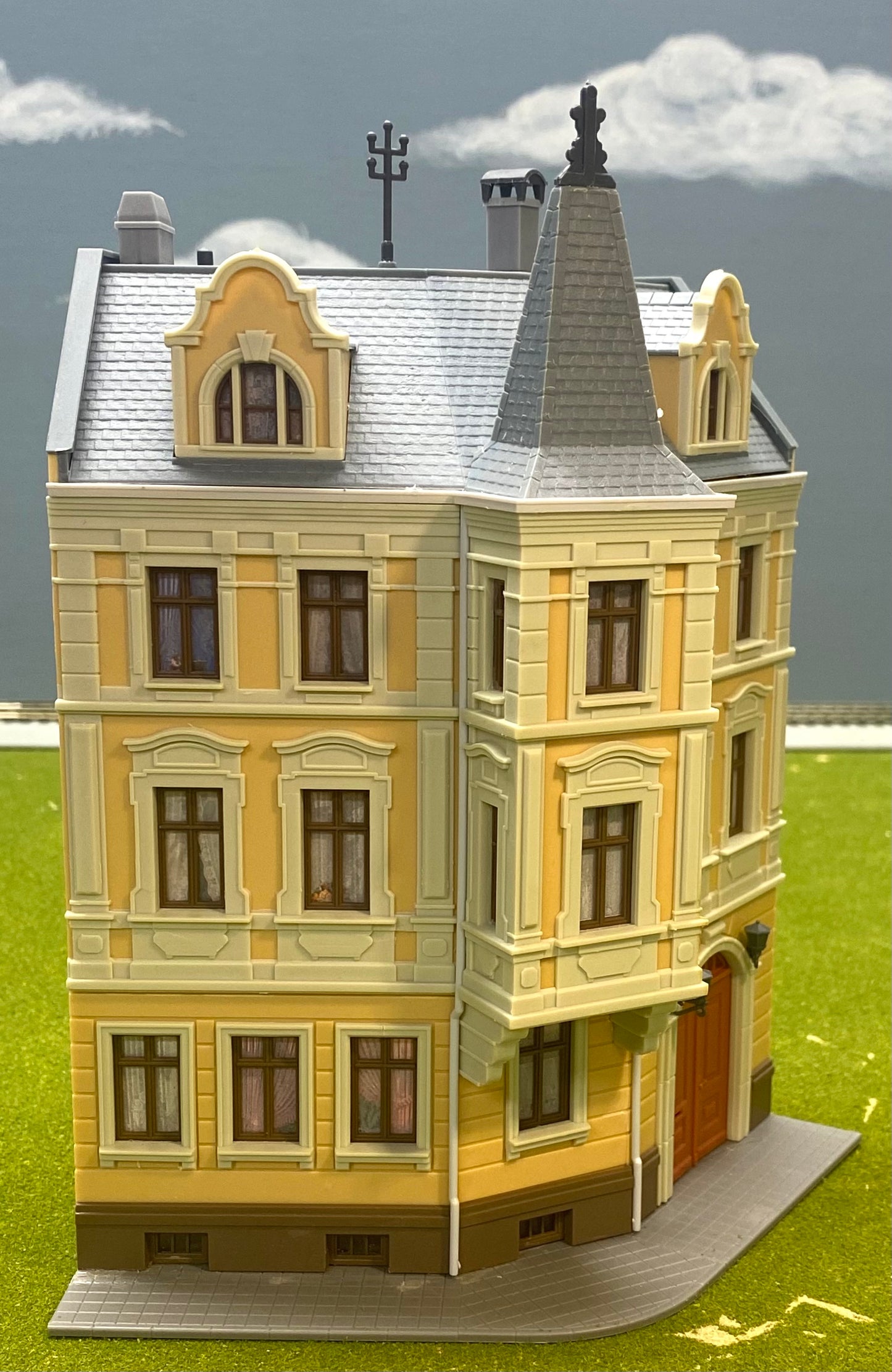 Kibri HO Scale 38296 3-Story 120 degree  Corner Terrace House Fully Assembled