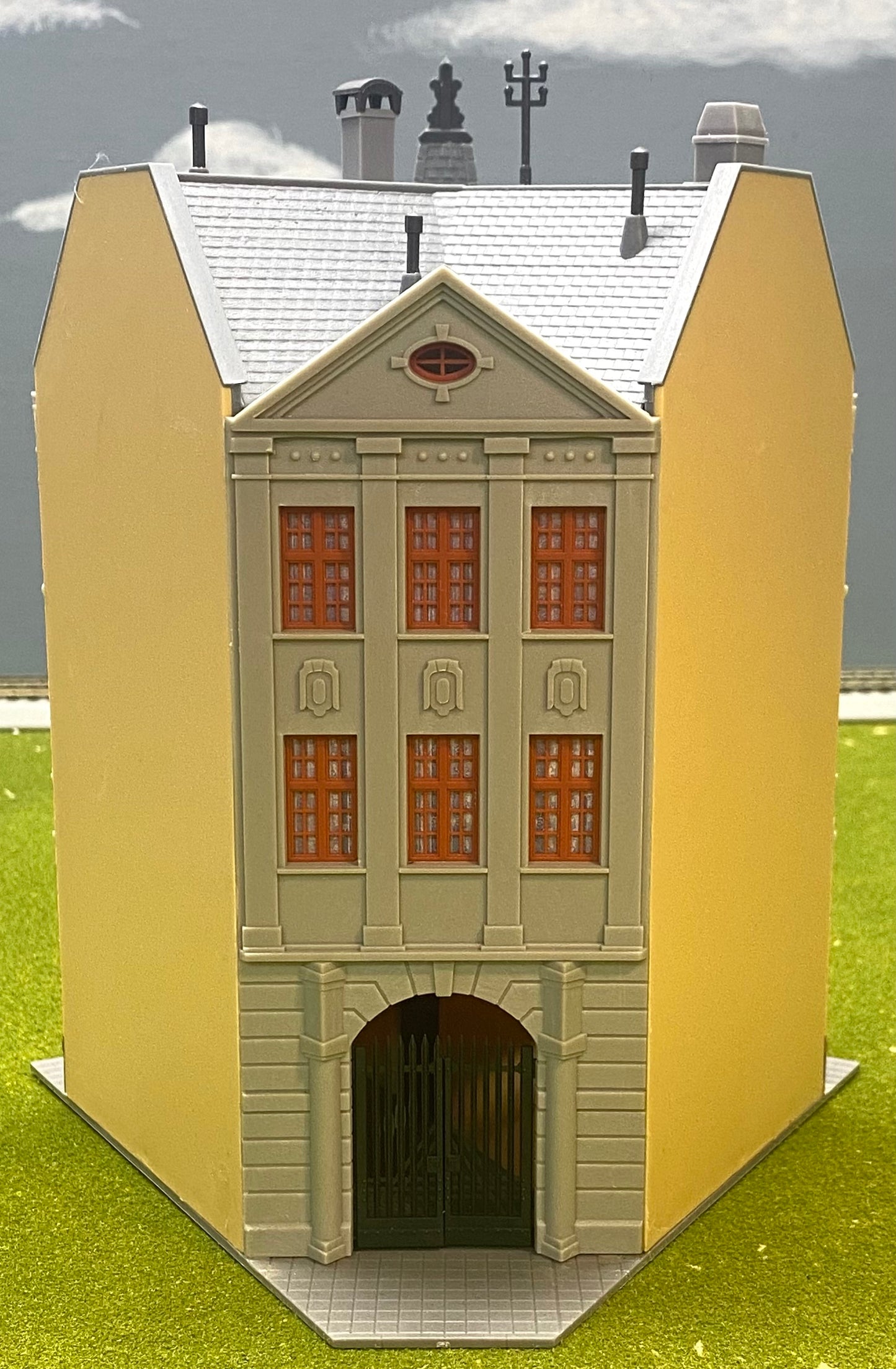 Kibri HO Scale 38296 3-Story 120 degree  Corner Terrace House Fully Assembled