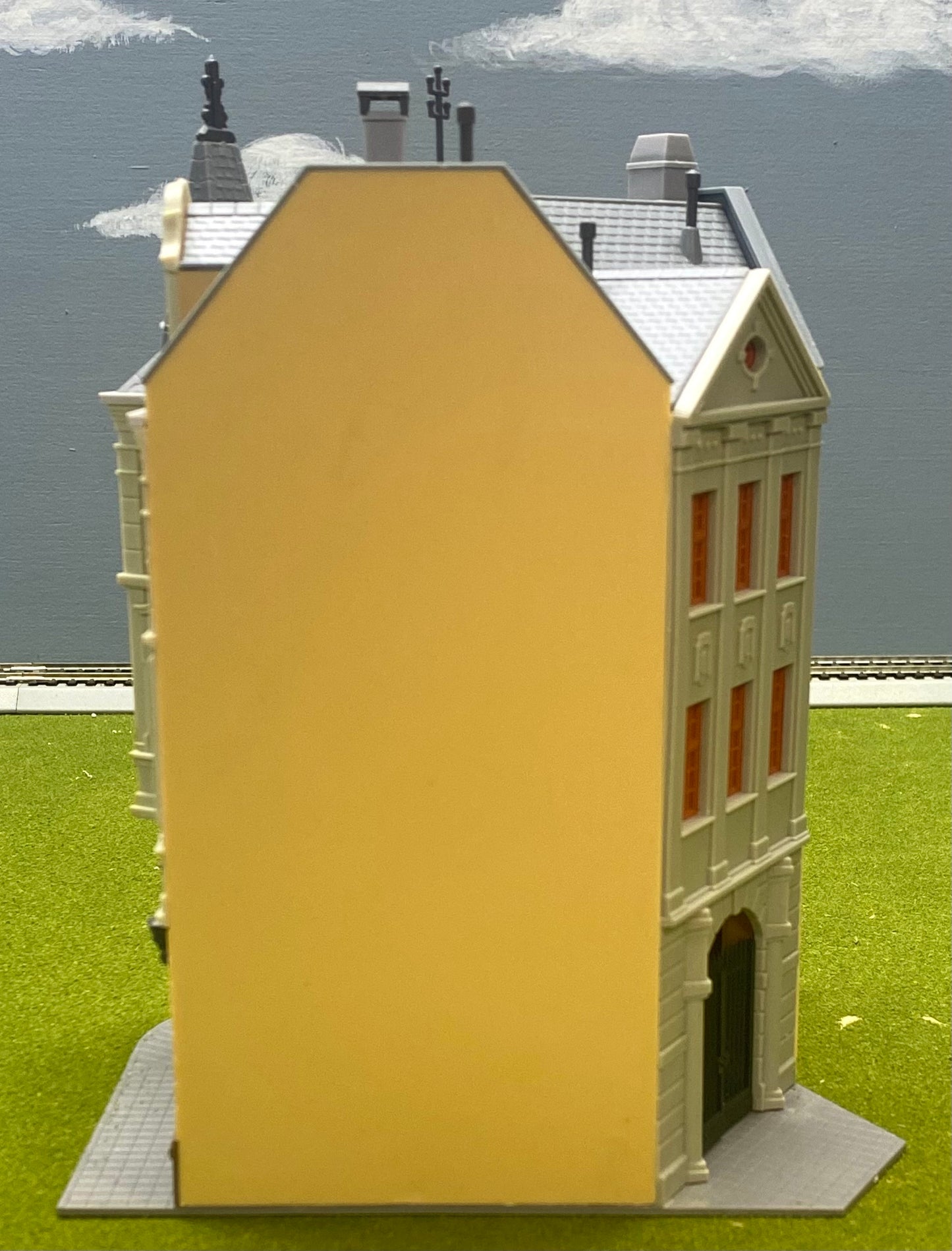 Kibri HO Scale 38296 3-Story 120 degree  Corner Terrace House Fully Assembled