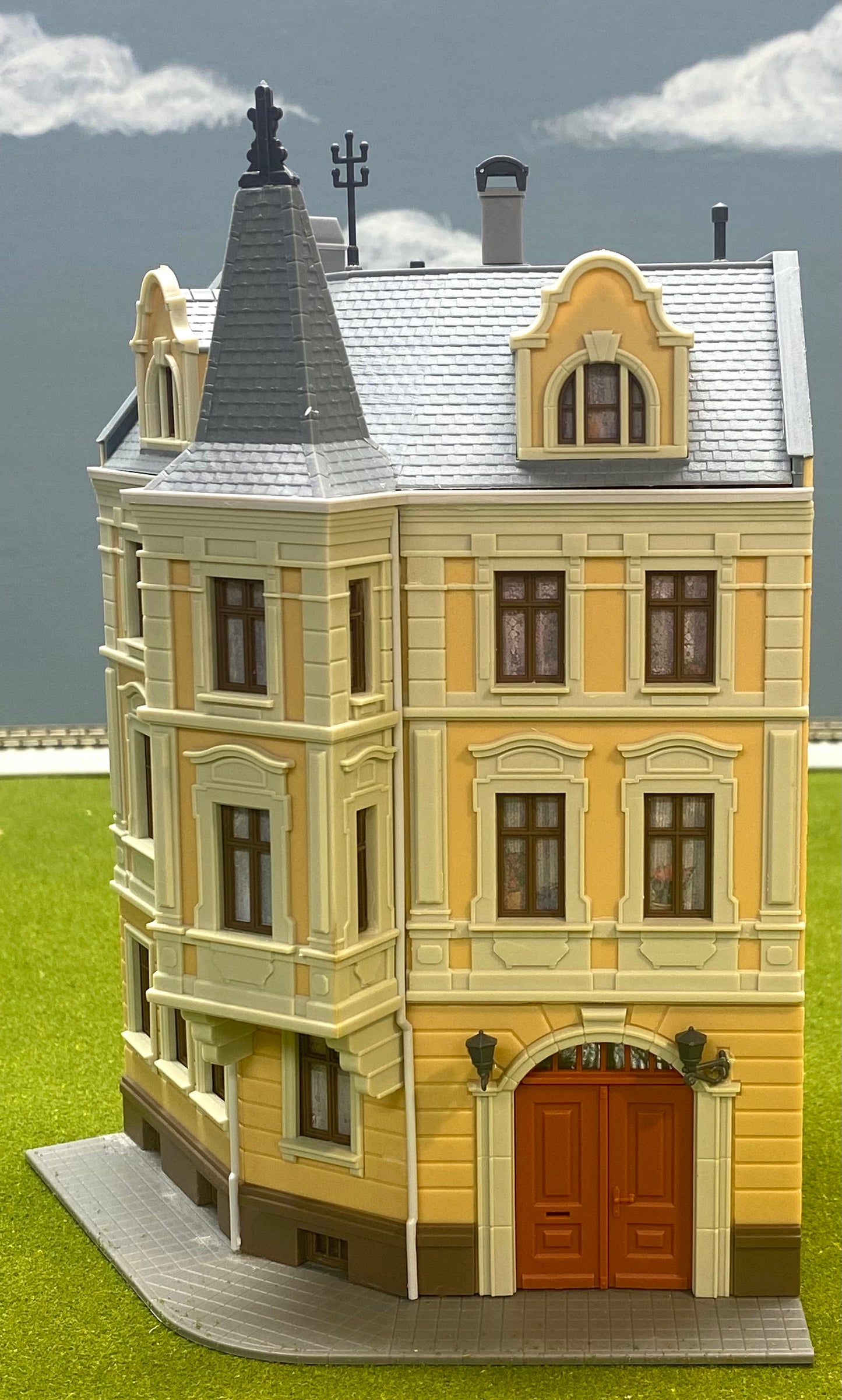 Kibri HO Scale 38296 3-Story 120 degree  Corner Terrace House Fully Assembled
