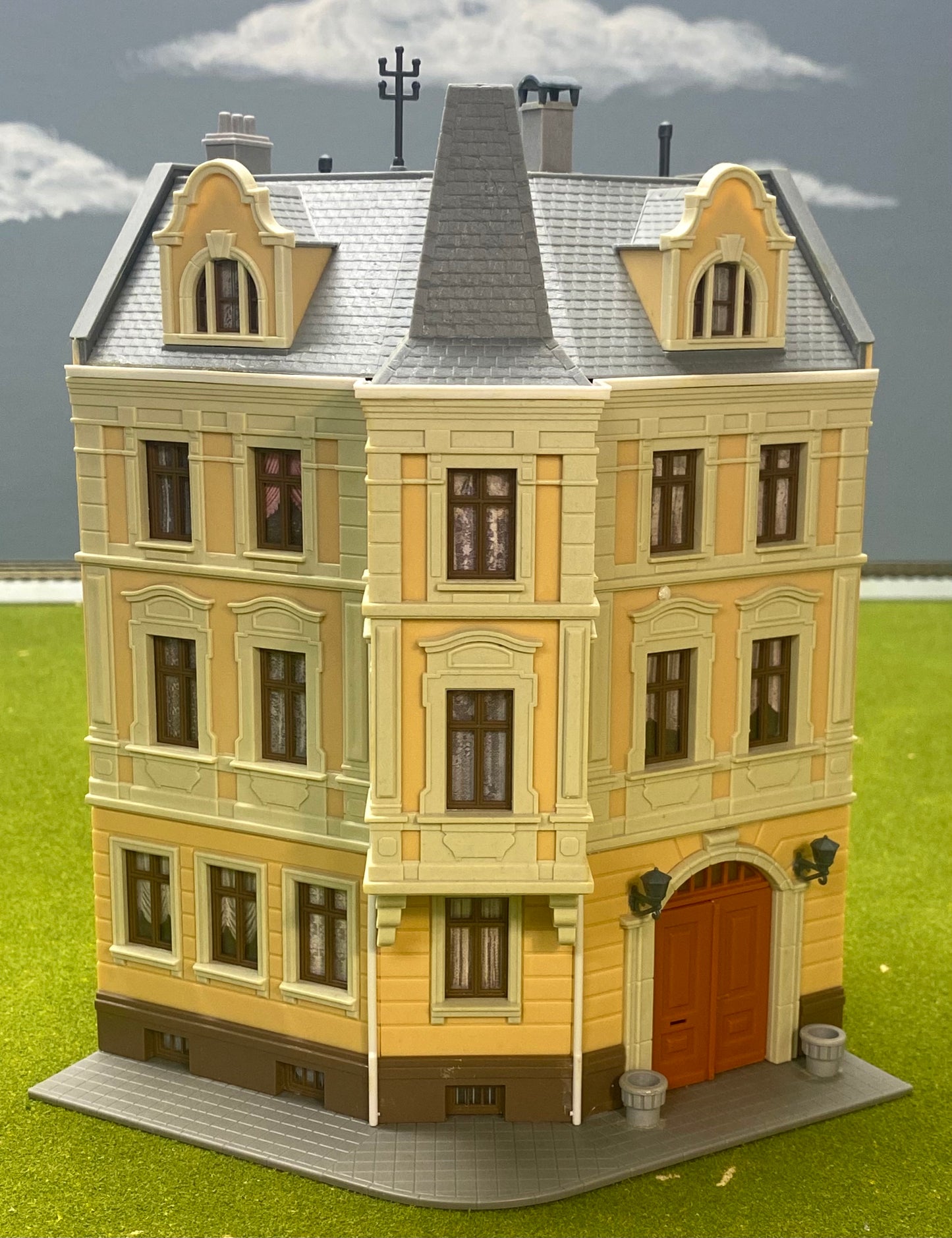 Kibri HO Scale 38296 3-Story 120 degree Corner Terrace  House Fully Assembled