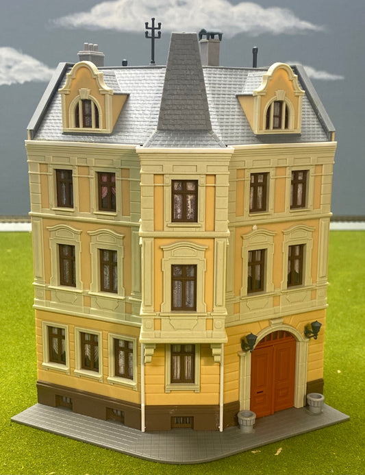 Kibri HO Scale 38296 3-Story 120 degree Corner Terrace  House Fully Assembled