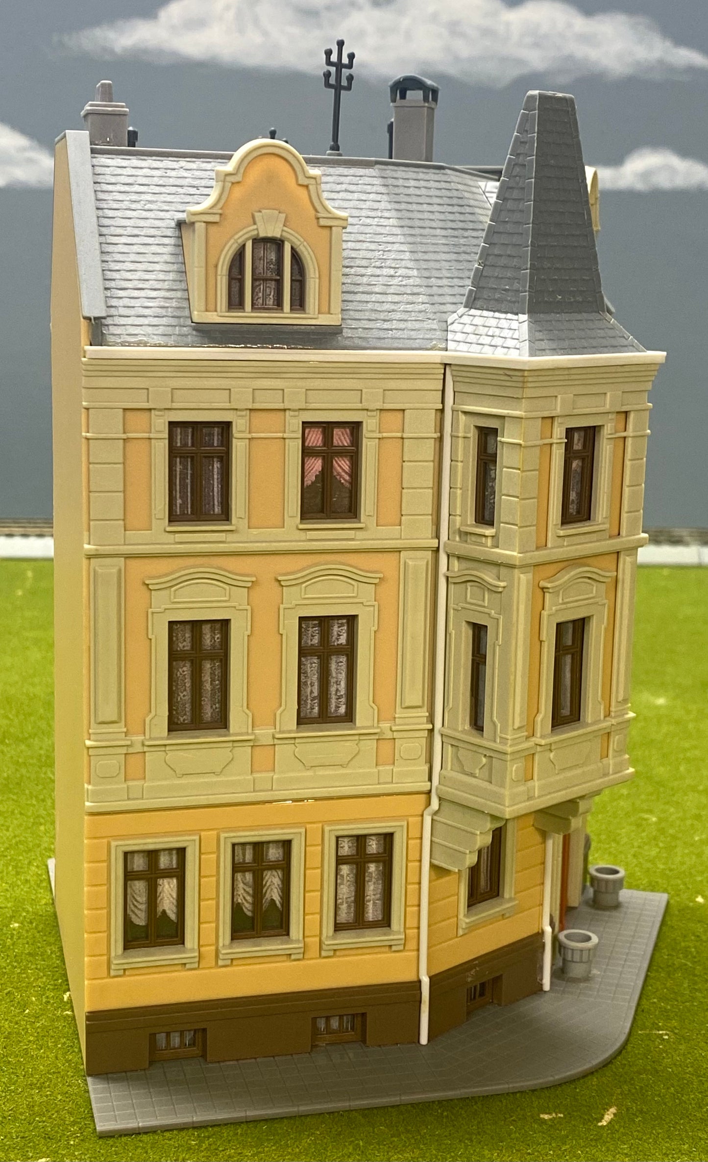 Kibri HO Scale 38296 3-Story 120 degree Corner Terrace  House Fully Assembled
