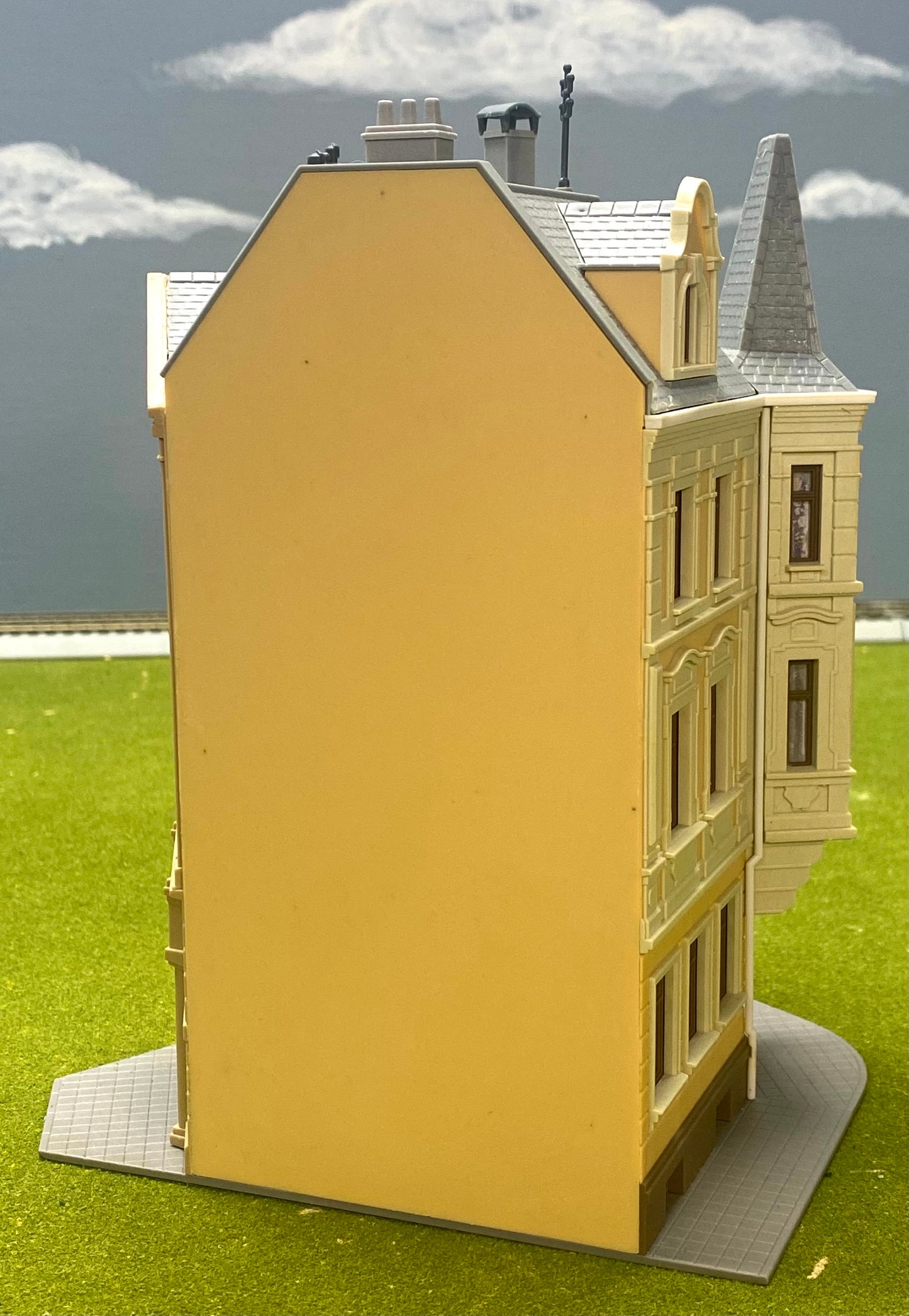 Kibri HO Scale 38296 3-Story 120 degree Corner Terrace  House Fully Assembled