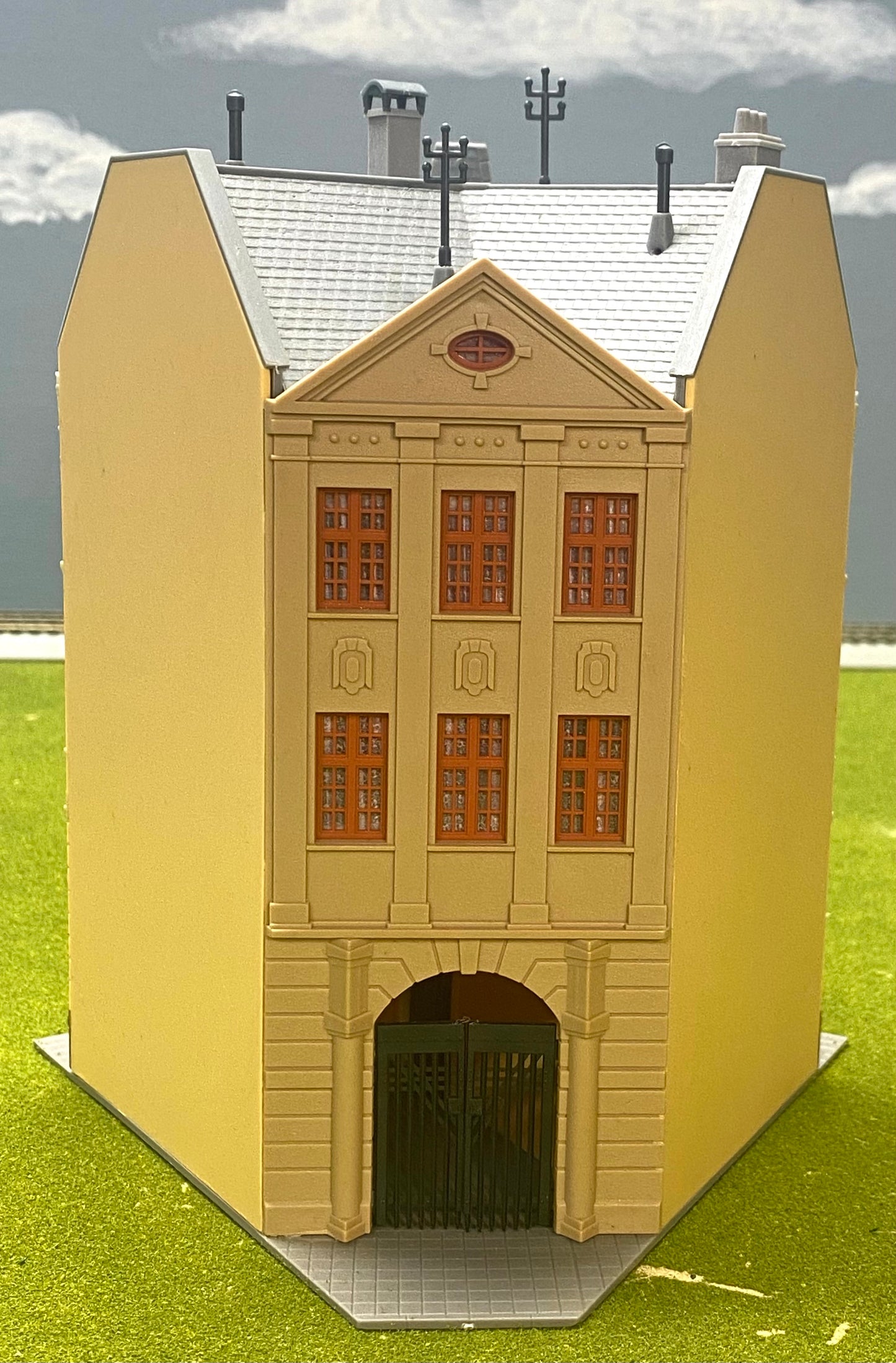 Kibri HO Scale 38296 3-Story 120 degree Corner Terrace  House Fully Assembled