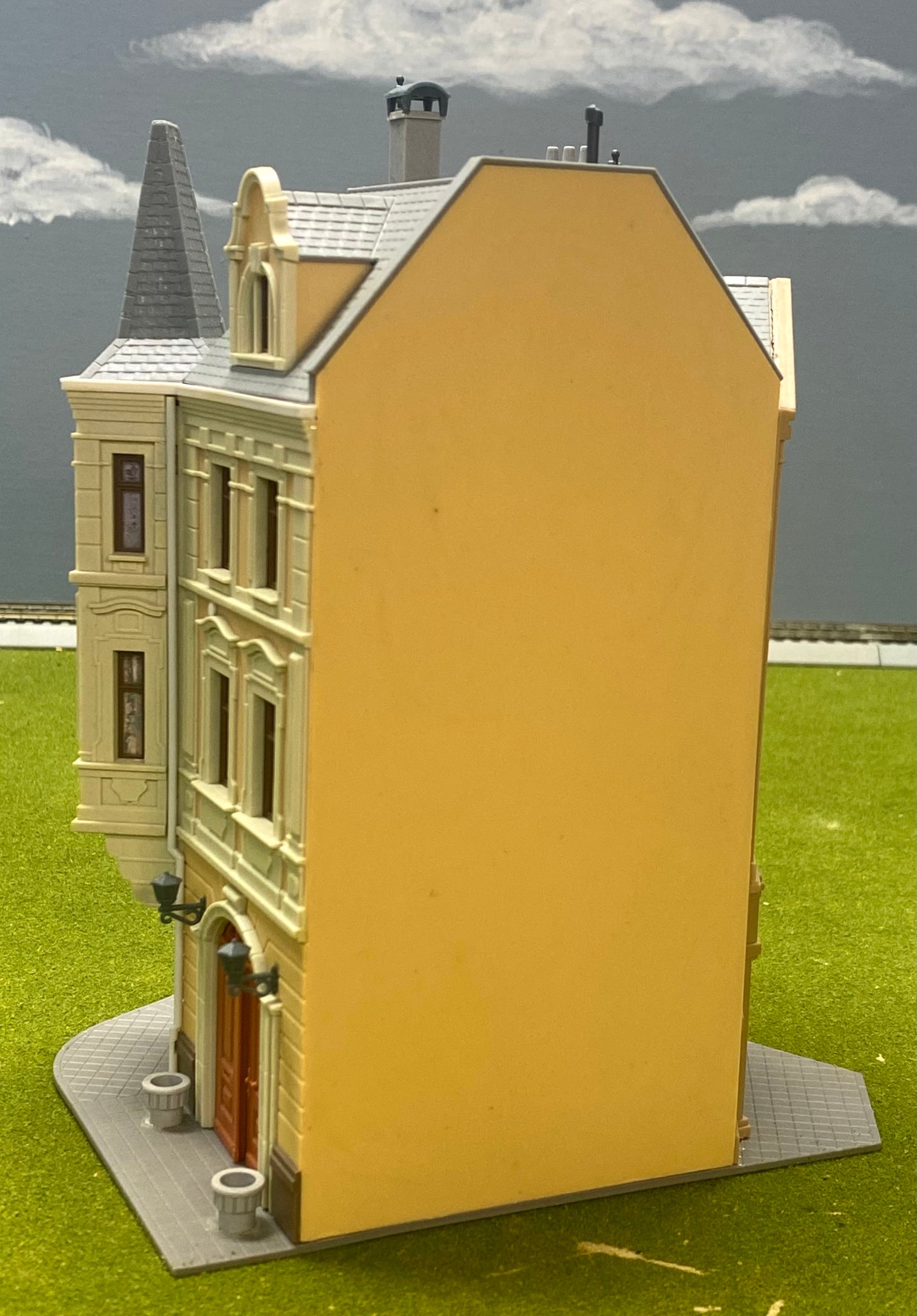 Kibri HO Scale 38296 3-Story 120 degree Corner Terrace  House Fully Assembled
